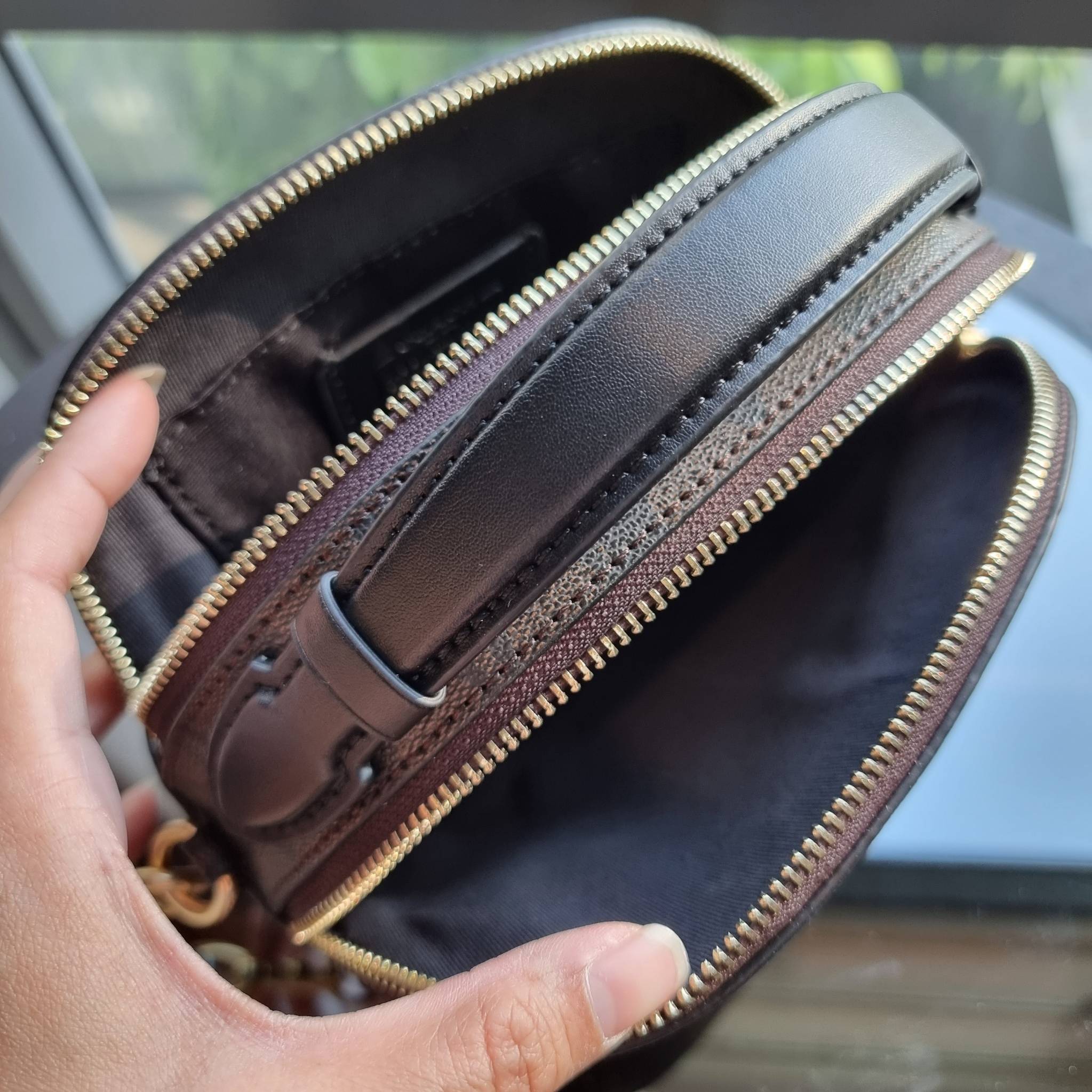 OUTLET 】COACH 1591 SERENA SATCHEL IN SIGNATURE CANVAS กระเป๋าสะพายคอลเลคชั่นยอดฮิต ดีไซน์ลุคผู้ดี ต้องยกให้น้องใบนี้เลย!! จัดสีขายดี สีลุคคุณหนูมาให้ สวยตาแตก!! วัสดุหนังแคนวาส เปิด-ปิดด้วยซิป 2 ช่องหลัก ภายในเป็นช่องโล่ง เก็บของได้แบบสบายๆ ใส่มือถือได้ทุ