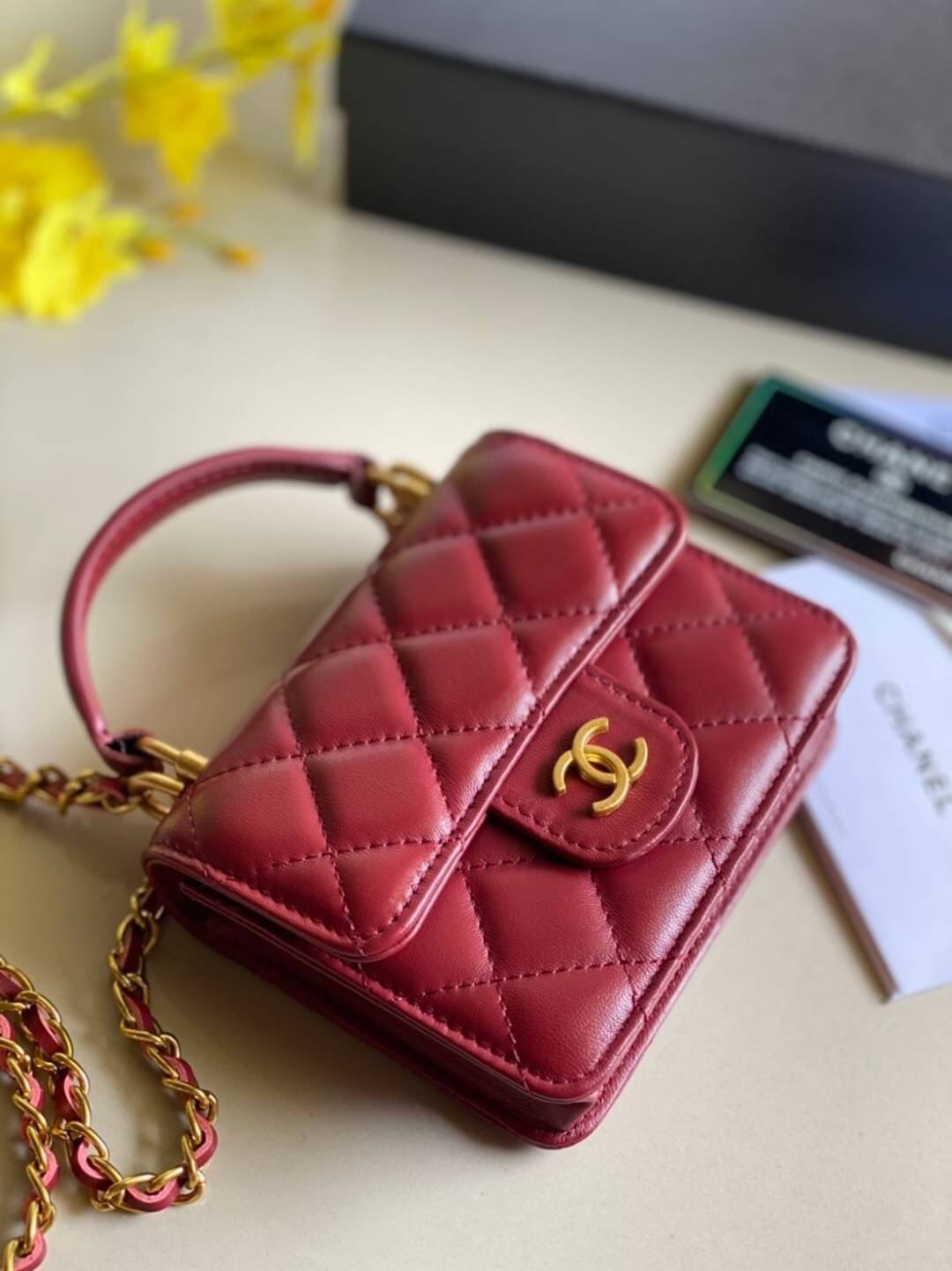 หนังแท้ VIP GIFT CHANEL MINI BLACK BAG รุ่นยอดนิยมไอเท็มฮิตวัสดุหนังแท้เรียบสวยคลาสสิคเปิดปิดด้วยฝาปิดกระดุมด้านหน้ามีโลโก้แบรนด์อะไหล่ทองสวยหรูดูดีมากกกก มาพร้อมสายโซ่ทองร้อยหนังจะสะพายไหล่ หรือ Crossbody ก็ดูดี ภายในโล่งกว้าง ตัวจริงสวยน่าใช้ Chanel min