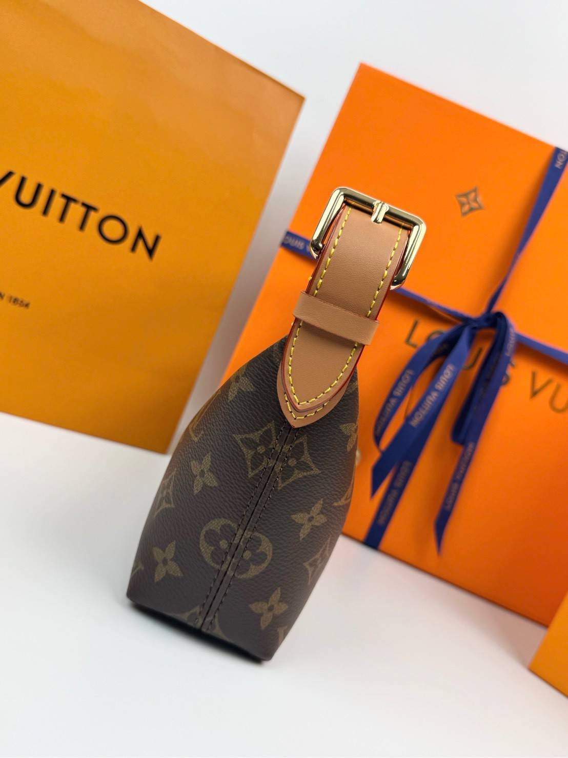 ORI หนังแท้ | LV hills pochette monogram bag กระเป๋าทรงพอช รูปทรงใหม่ใช้งานง่าย กะทัดรัด ไอเท็มจากคอลเลคชั่นประจำฤดูกาล Fall-Winter ยกระดับความงามด้วยขอบหนังและฮาร์ดแวร์สีทอง