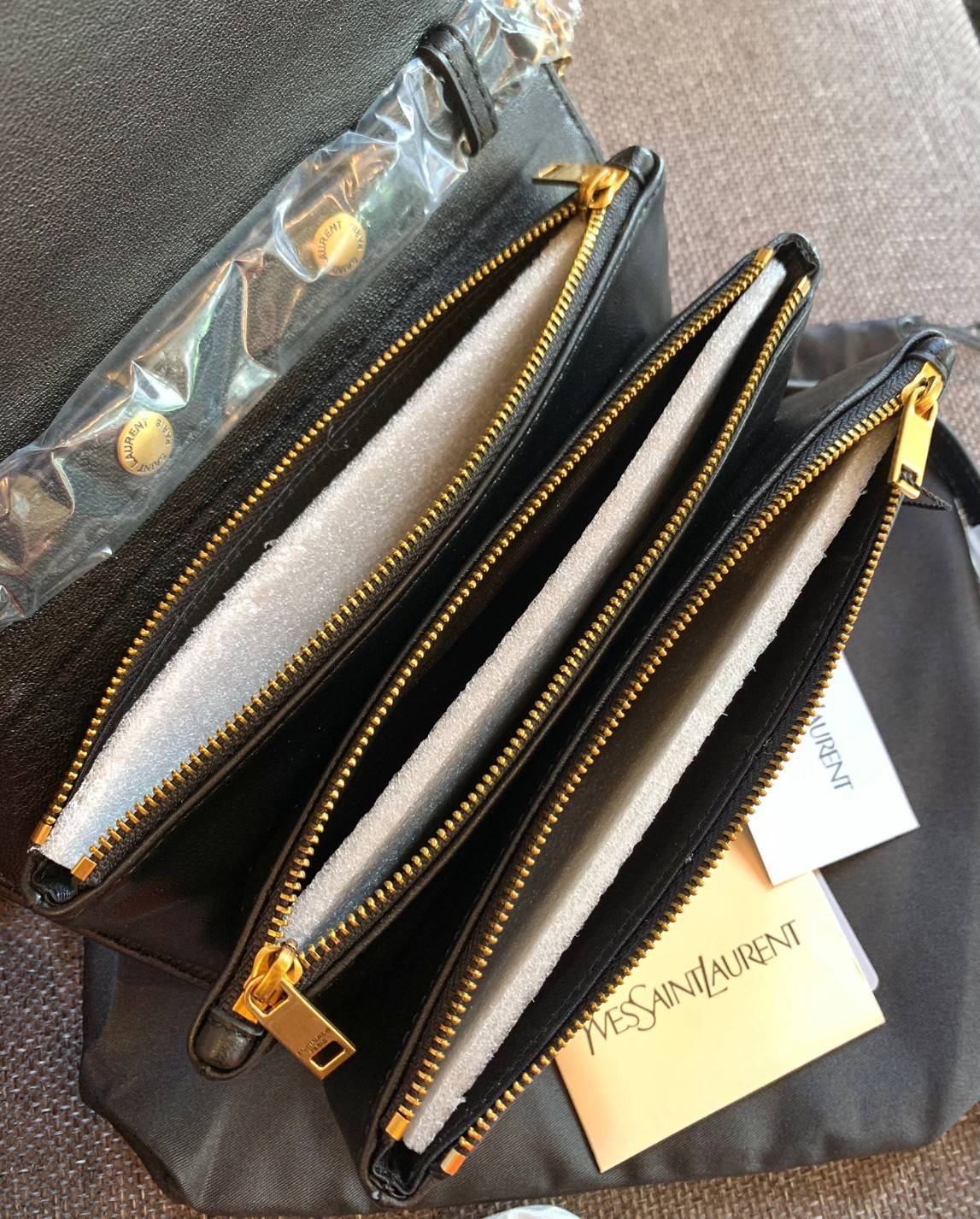 Yves Saint Laurent Shoulder Bag//Clutch Bag พร้อมส่งที่ไทย ทันใช้สงกรานต์นี้กันค่าา! กระเป๋าสะพายข้าง หรือสามารถทบสายเป็นสายคู่เป็นแบบคล้องไหล่ได้และสามารถถอดสายออกถือแบบคลัทออกงานก็ยิ่งสวยโดดเด่นมากๆเลยค่ะ หนังแท้อย่างดี หนังนิ่มน่าใช้ หลงไหลน้องแน่นอนค่