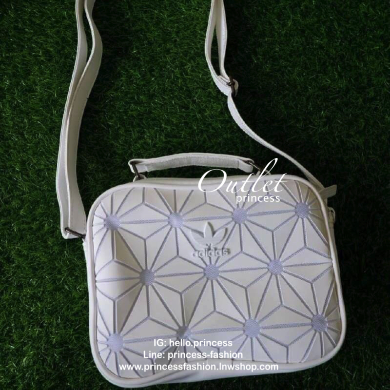 adidas mini airline bag *outlet* กระเป๋าสะพายข้างทรงสปอร์ต ด้านหน้าติดโลโก้แบรนด์ ดีไซน์ลาย 3D ด้านหลังเป็นหนังเรียบ มีช่องซิปสามารถใส่สิ่งของได้ รุ่นนี้เปิดปิดด้วยซิปคู่ ซิปปั๊มแบรนด์ทุกจุด ด้านในเป็นช่องกว้าง มีช่องซิป สายสะพายยาวสามารถปรับระดับได้ สาวก