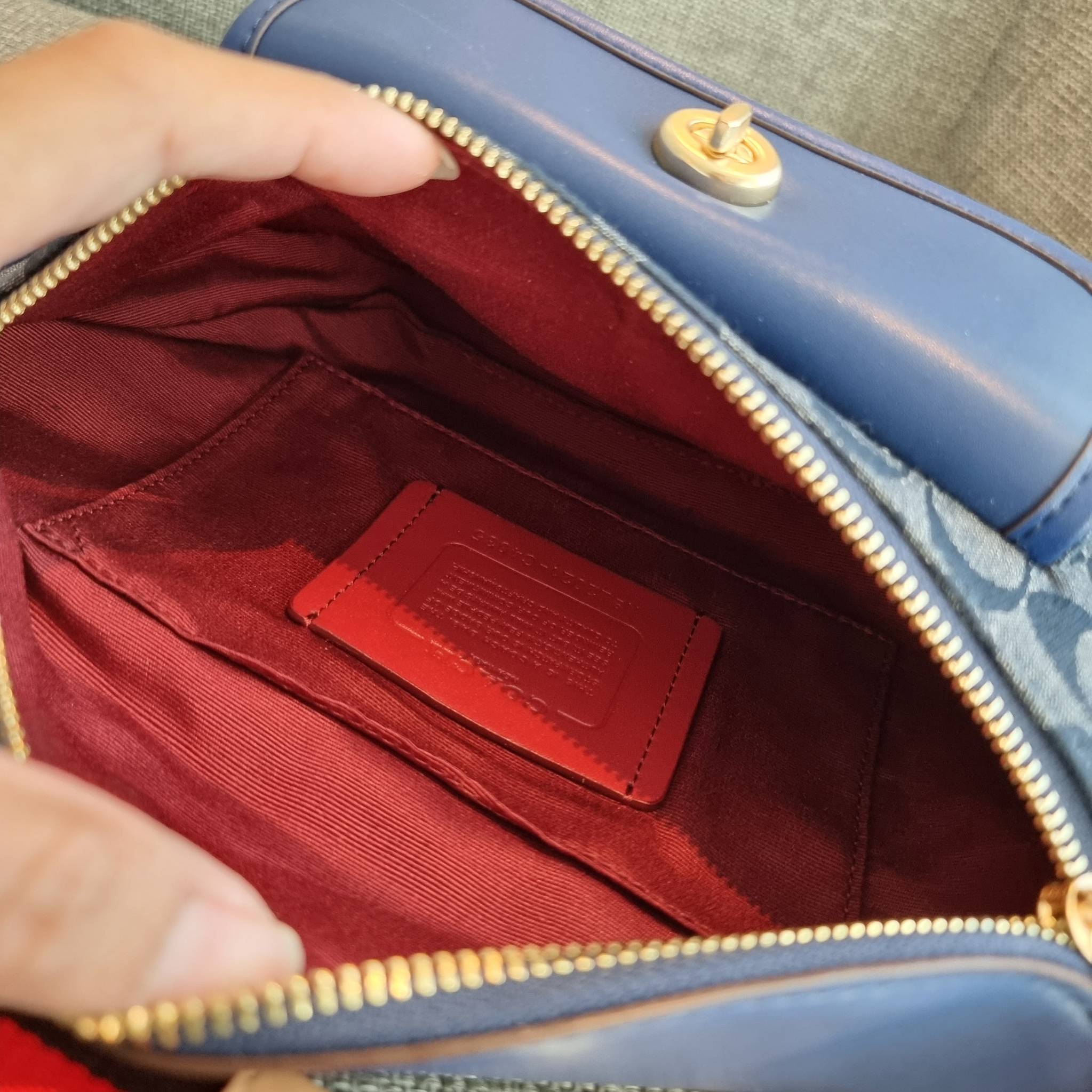 OUTLET 】COACH C4035 HERITAGE BELT BAG IN SIGNATURE CHAMBRAY ใหม่ล่าสุด กระเป๋าคาดอกสุดชิคสำหรับหนุ่มๆ เป็นดีไซน์กึ่งสปอร์ตที่ดูหรูมากๆ แพทเทิร์นเป็นที่ใช้งานง่าย วัสดุผ้าแชมเบรย์สลับหนังแท้ ไม่หนาไม่บางจนเกินไป มีช่องด้านหน้า และซิปหลัก ภายในโล่งกว้าง จุข