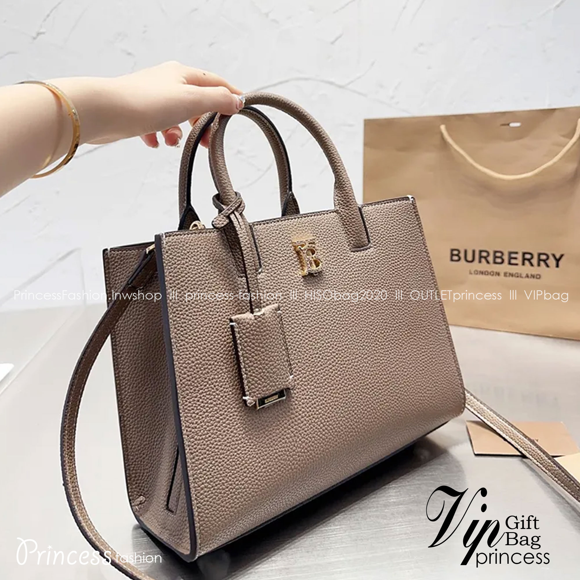 Burberry Small Frances Tote Bag / Burberry Tote Bag สวยหรูดูดีเกินต้าน กับกระเป๋าถือทรงสวย ดีไซน์ผู้ดีเรียบหรู ถือขับผิวไปเลยทุกสี สวยคม มาพร้อมหูจับในตัว พร้อมสายสะพายยาว งานจริงดีงาม สาวๆได้ไปรับรองประทับใจแน่นอนจ้า