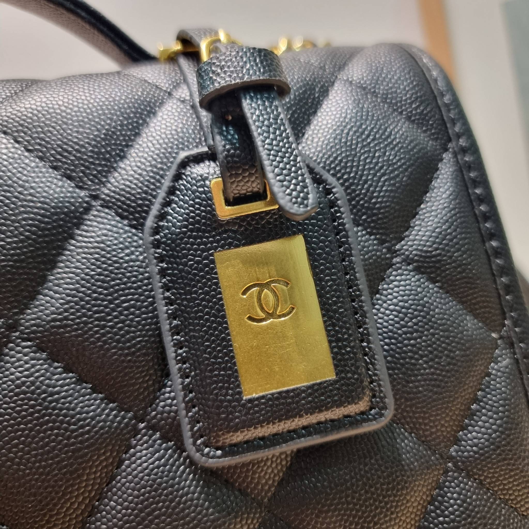 Chanel 22k backpack ที่สุดของไอเท็มที่ตัวแม่ยังต้องมี กับกระเป๋าสะพายทรงเป้ ดีไซน์สุดชิค รูปทรงสวยเป็นเอกลักษณ์ ใบใหญ่จุของคุ้ม สะพายออกทริปไปเที่ยวได้สบายๆ วัสดุหนังลายคาเวียร์ ผิวสัมผัสดี