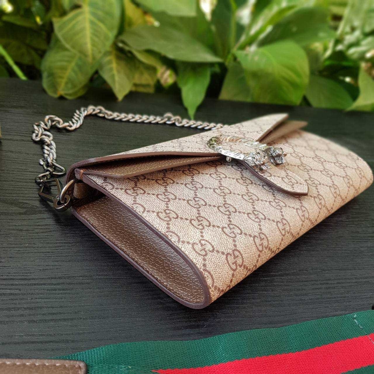 GUCCI Dionysus GG small shoulder bag กระเป๋าถือ กระเป๋าสะพายทรงสวย หรูหรา และดูแพง มาพร้อมสองสายสายพายให้เลือกปรับใช้งาน ถอดออกได้ทั้งสองสาย ถือเป็นครัชเก๋ๆได้ ดูดีมากๆ