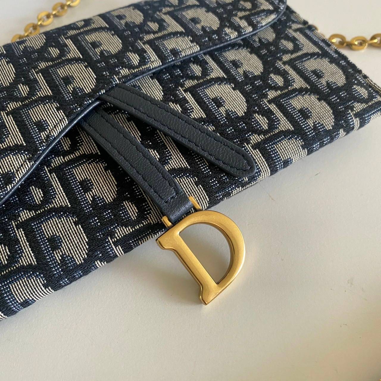 หนังแท้ DIOR SADDLE WALLET ON CHAIN Blue Dior Oblique Jacquard พร้อมส่งที่ไทย งานหนังแท้และผ้าแจ็คการ์ด เกรดเทพออริจินอล ภาพสินค้าถ่ายจากงานขายจริง ใช้งานต่างประเทศได้