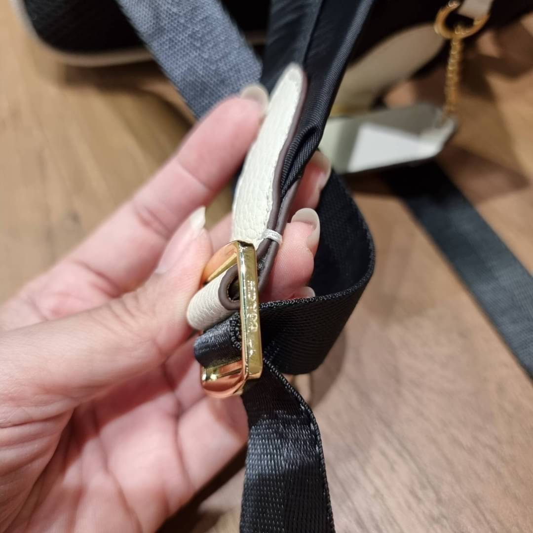 COACH C4115 COACHxPEANUTS COURT BACKPACK IN SIGNATURE CANVAS WITH VARSITY PATCHES แรงดีไม่มีตก กับคอลเลคชั่นที่ใครๆก็หลงรัก กระเป๋าเป้ทรงสวย ดีไซน์ตกแต่งลายสนูปพี โดดเด่นกว่าใคร วัสดุหนังแคนวาสสลับหนัง pepble ลงตัวที่สุด เป็นไอเท็มที่น่ารักและแฝงความหรูเล