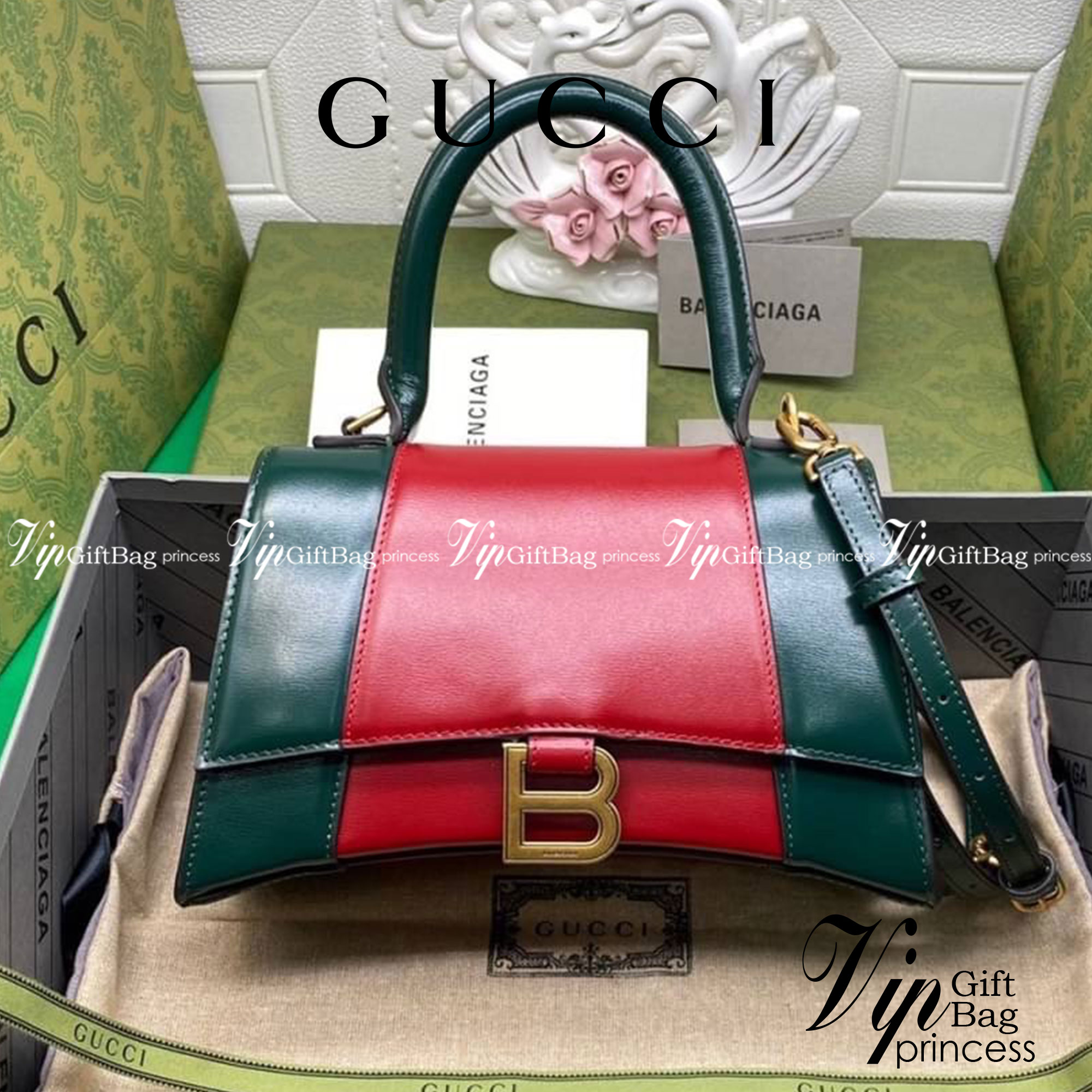 หนังแท้ GUCCI X BALENCIAGA THE HACKER PROJECT SMALL HOURGLASS (RED/GREEN) การสร้างสรรค์ที่มีเอกลักษณ์เฉพาะตัว โทนสีโดดเด่น แดง/เขียว วัสดุหนังแท้ทั้งใบ เกรดเทพออริจินอล ตอบโจทย์ได้ทุกลุค ทุกไลฟ์สไตล์ ใช้งานได้ง่ายคล่องตัว ภาพสินค้าถ่ายจากงานขายจริง ใช้งาน