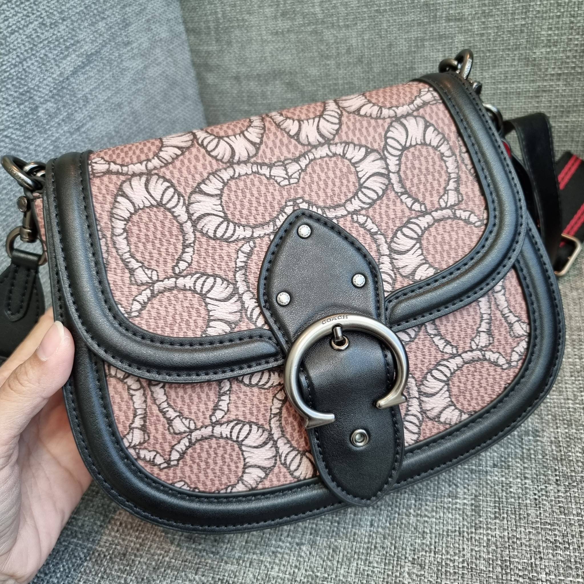 OUTLET 】COACH C6972 COACH x MICHAEL B. JORDAN WITH BEAT SADDLE BAG คอลเลคชั่นใหม่ ดีไซน์สุดชิค มาให้สวยในไทยก่อนใคร กับกระเป๋าทรง saddle ที่พิเศษมากๆมาพร้อมสายสะพาย 2 เส้น ใช้คู่กันหรือแยกสะพายก็สวยครบสูตร กระเป๋าสะพายทรง saddle คลาสสิค วัสดุหนังแคนวาสสลั