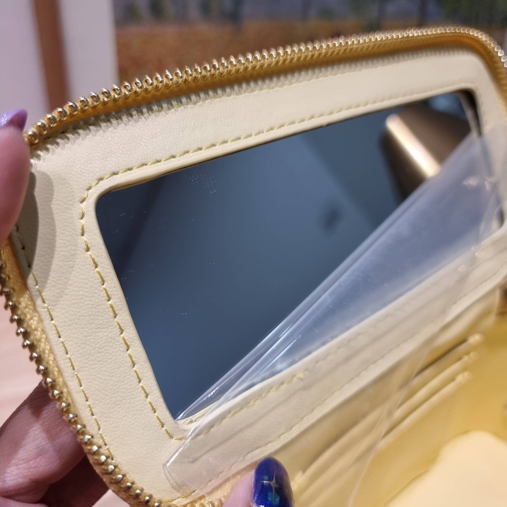 Chanel camellia vanity case bag พลาดไม่ได้เลยกับคอลสุดแซ่บ ดีไซน์ใหม่ 2023 นอกจากความคลาสสิคของรูปทรง ตัวอะไหล่ก็ยังปรับเพิ่มดีเทลความหรู