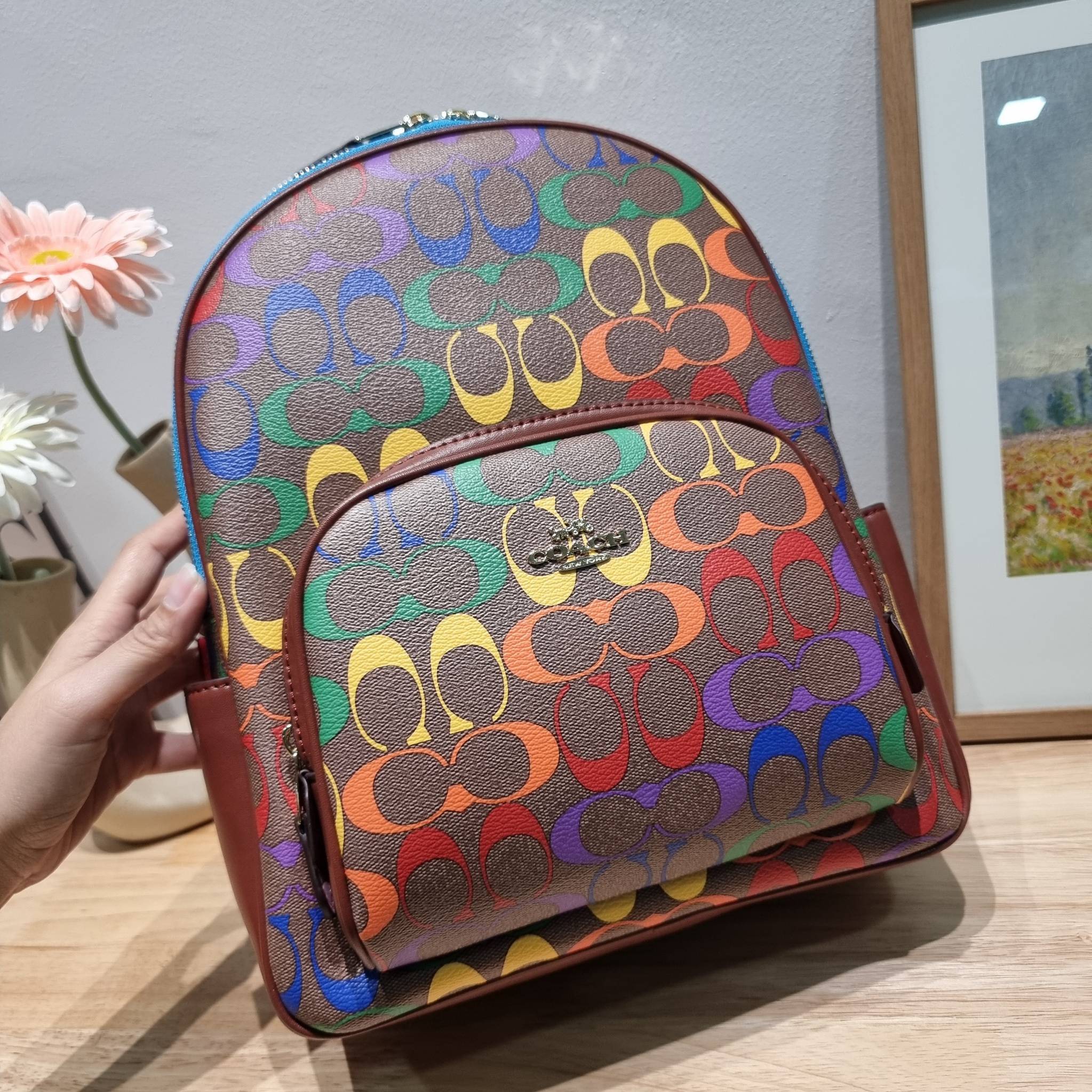 Coach Court Backpack In Rainbow Signature Canvas CA140 กระเป๋าเป้ต้องมาแล้ว ช่วงส่งท้ายปี เทศกาลที่ใครๆก็ไปเที่ยว ใบนี้ตอบโจทย์แน่นอน โดดเด่นด้วยลวดลายสีรุ้ง วัสดุหนังแคนวาส มีช่องซิปให้เลือกใส่ได้มากมาย แย่งสัดส่วนไว้เป็นอย่างดี ด้านหลังบุนวมซอฟท์หลังเวล