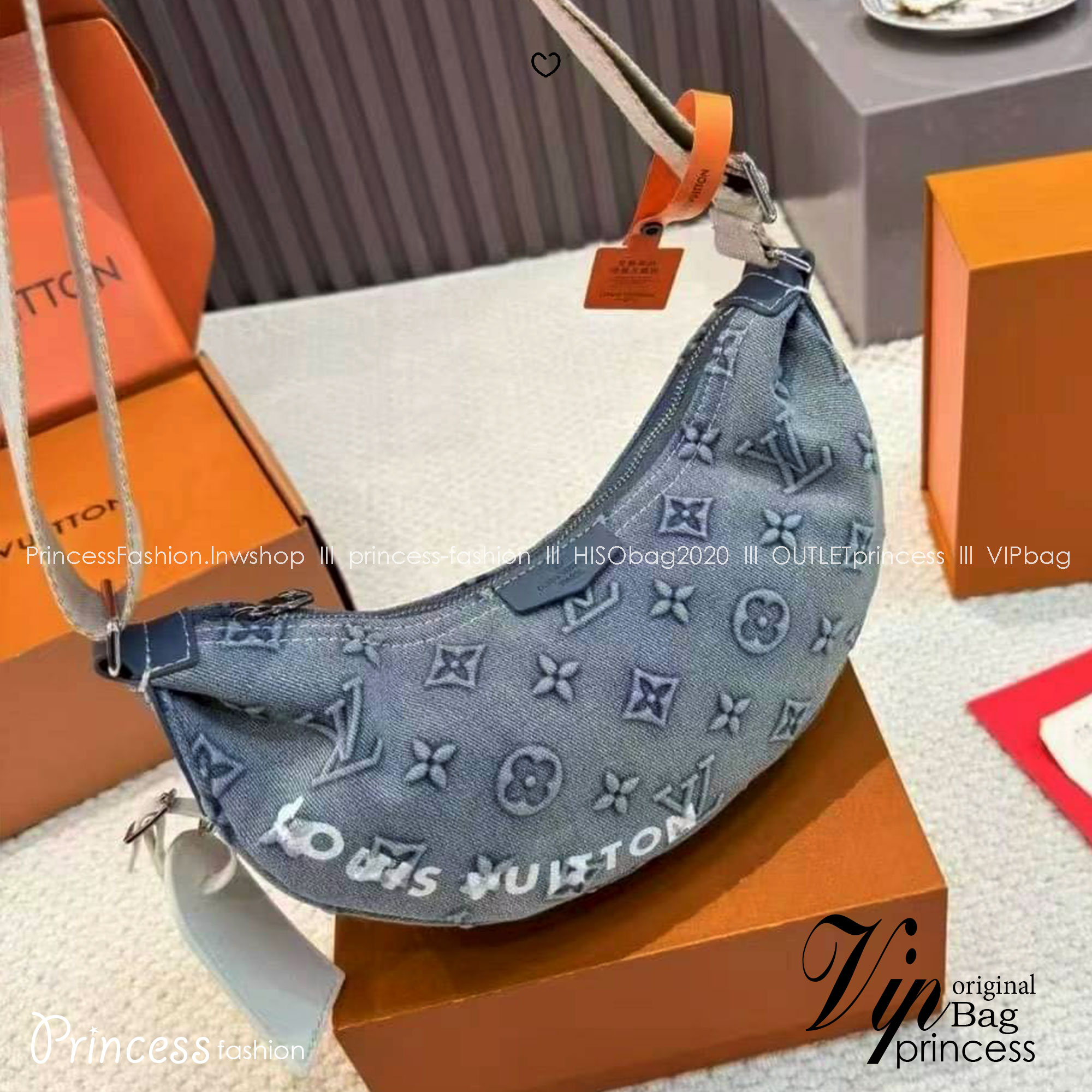 LV Hamac Bag PM Washed Denim Bag กระเป๋าสะพายทรงคลาสสิคใช้งานง่าย เอาใจหนุ่มๆและสาวๆสุดเท่ห์ แต่งตัวอักษรแบรนด์ที่ตัวกระเป๋าสวยโดดเด่นในดีไซน์เดนิมคมชัด กับอีกหนึ่งไอเท็มที่กำลังเป็นที่นิยม