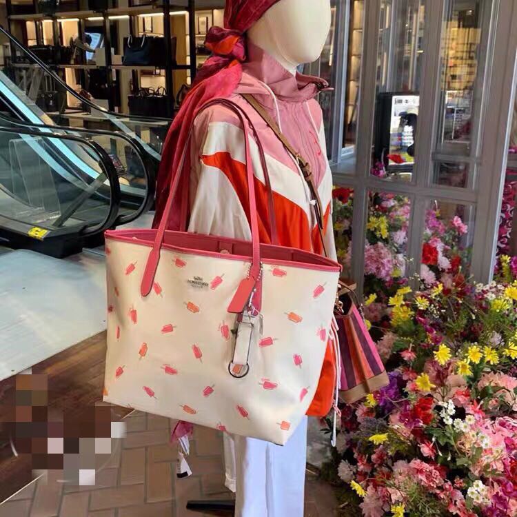OUTLET 】COACH C4119 CITY TOTE WITH APPLE PRINT COACH CITY TOTE WITH POPSICLE PRINT C4277 แจกความน่ารักสดใส ด้วย 2 รุ่น กับเหล่าแอปเปิ้ลเขียวที่ยกมาทั้งสวน!! และลวดลายไอศครีมโทนชมพูแสนหวาน ดีไซน์ดึงดูดความสนใจได้ดีเลยทีเดียว กระเป๋าทรงช็อปปิ้งใบใหญ่ ที่จุย