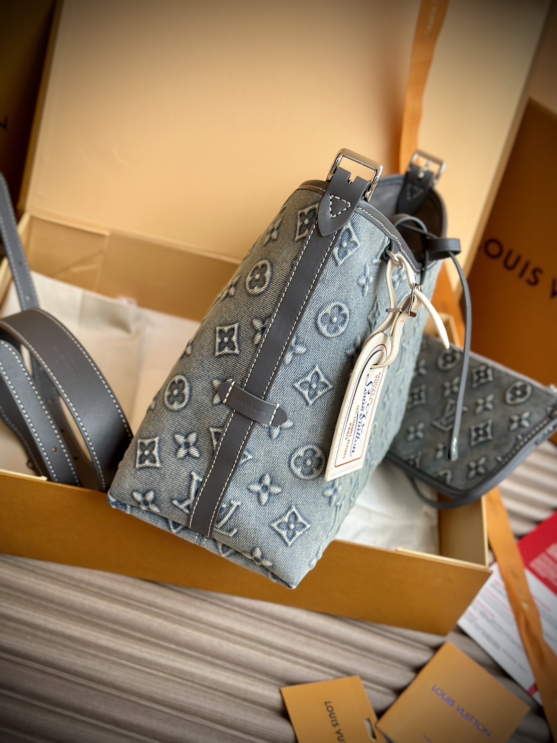 LV Carryall Denim Vintage Tote Bag กระเป๋าทรงโท้ทเดนิมสไตล์วินเทจ รุ่นใหม่ปั้มลายโมโนแกรมบนเดนิมสุดไอคอนิก ที่ใครเห็นต้องเป็นคลั่งรัก ผู้ดี หรูหราได้ทุกลุค ทุกสไตล์
