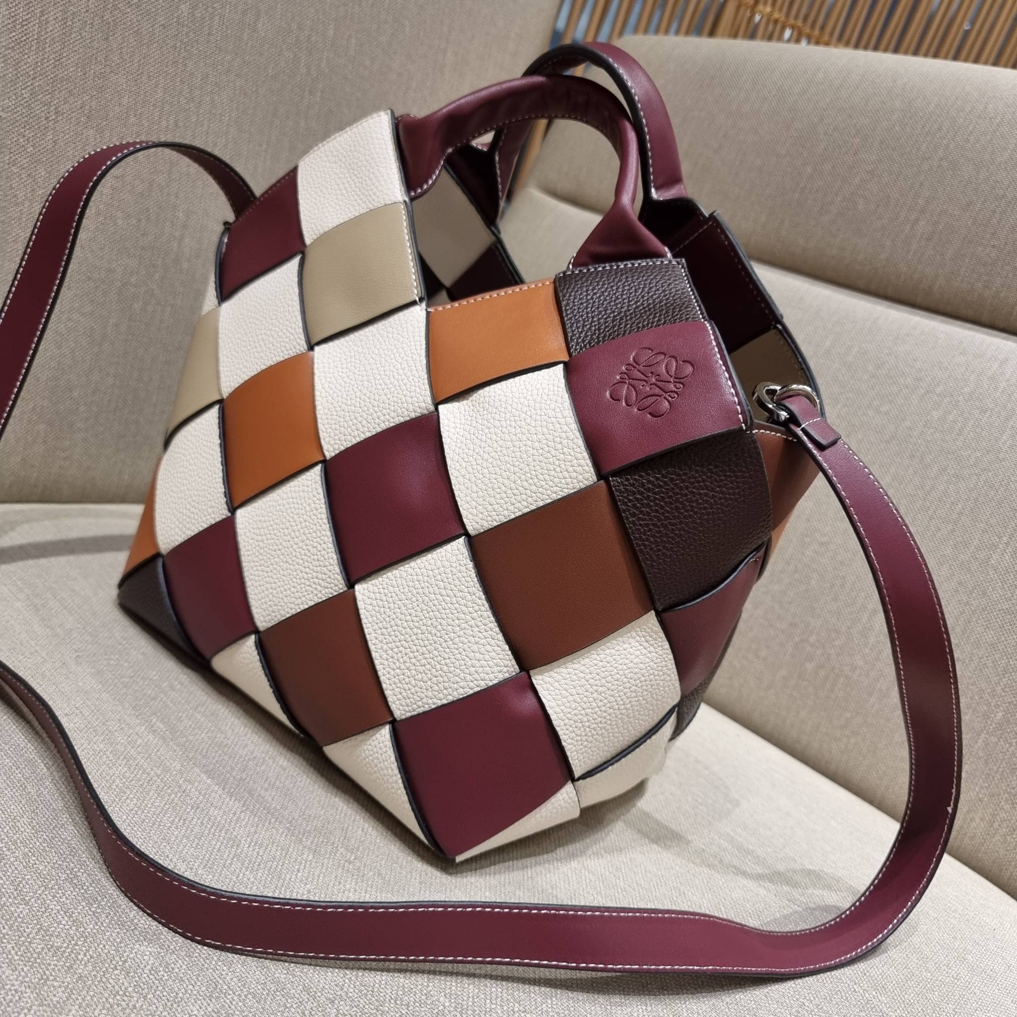 VIP 】LOEWE SURPLUS LEATHER WOVEN BASKET BAG IN CLASSIC CALFSKIN ใหม่ล่าสุดและสวยที่สุด กระเป๋าสะพานที่ถักทอด้วยความปราณีต โดดเด่นด้วยสีที่จับมาคอนทราสได้ลงตัว ใบใหญ่จุได้แบบเน้นๆ วัสดุหนังวัวแท้เต็มใบ หรูเลิศ ปากกระเป๋ามีสายหนังสำหรับผูกรวบปากกระเป๋า ภายใ