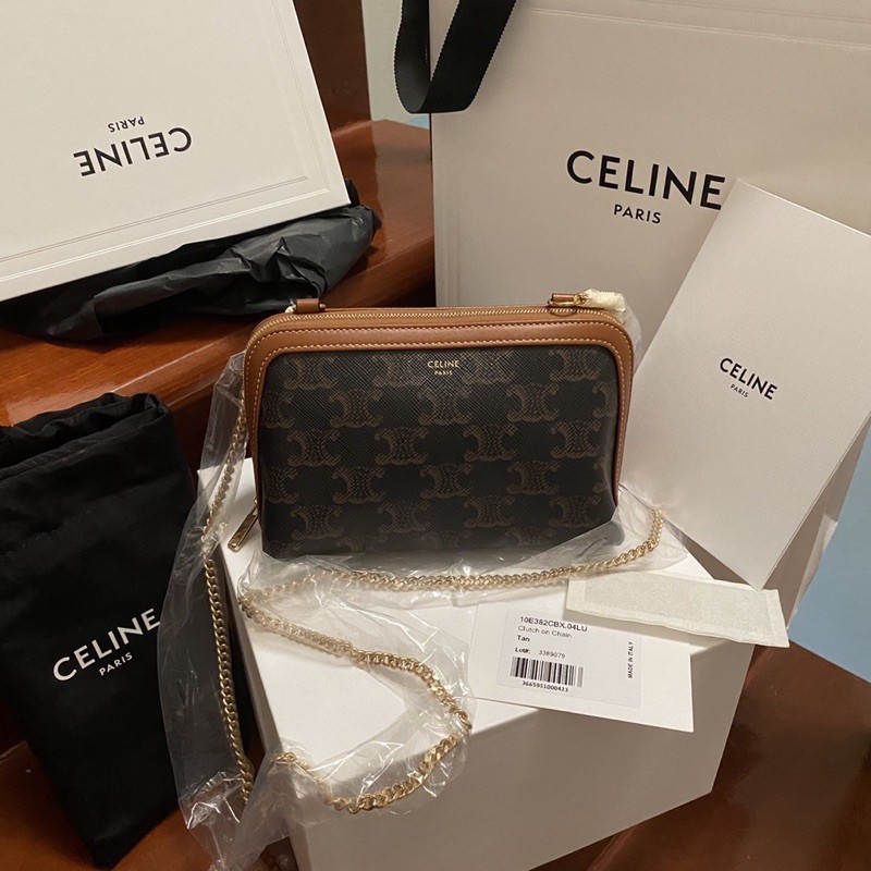 VIP 】หนังแท้ CELINE CLUTCH WITH CHAIN IN TRIOMPHE CANVAS AND LAMBSKIN WHITE/TAN กระเป๋าคลัทช์ดีไซน์เรียบหรูออกแบบมาได้อย่างลงตัว พร้อมสายสะพายโซ่ทองสุดหรู ด้วยรูปทรงที่สวยงามและทันสมัย สามารถใส่กระเป๋าสตางค์ใบสั้นหรือเครื่องสำอางค์ได้ตามขนาดกระเป๋า ในเรื่