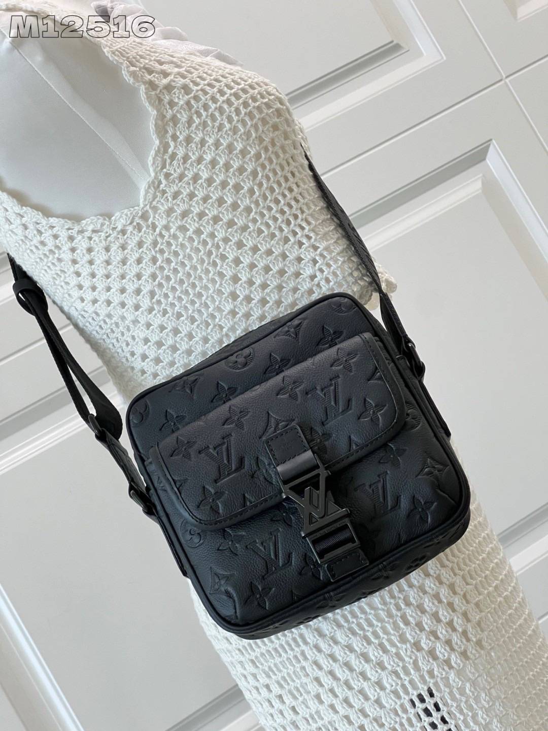 สลับแท้ LV Getaway Messenger Monogram Shadow Leather Bag กระเป๋าแมสเซนเจอร์ ขนาดกะทัดรัดเพรียวบางตอบโจทย์การใช้งาน โดดเด่นด้วยโลโก้ปั้มแบรนด์เต็มใบ