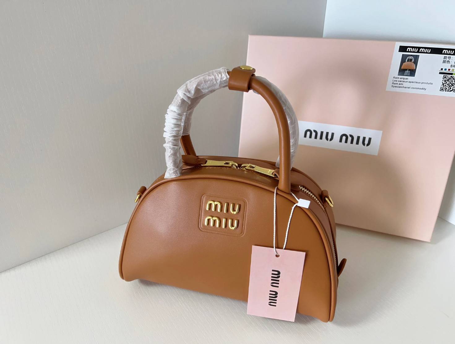 MIU MIU HALF-MOON TOP HANDLE BAG / Patent leather bowling bag / Miu Miu Leather top-handle bag กระเป๋าทรงพระจันทร์เสี้ยว หนังนิ่ม ลื่นเงา ตัดกับอะไหล่ทองได้ลงตัว
