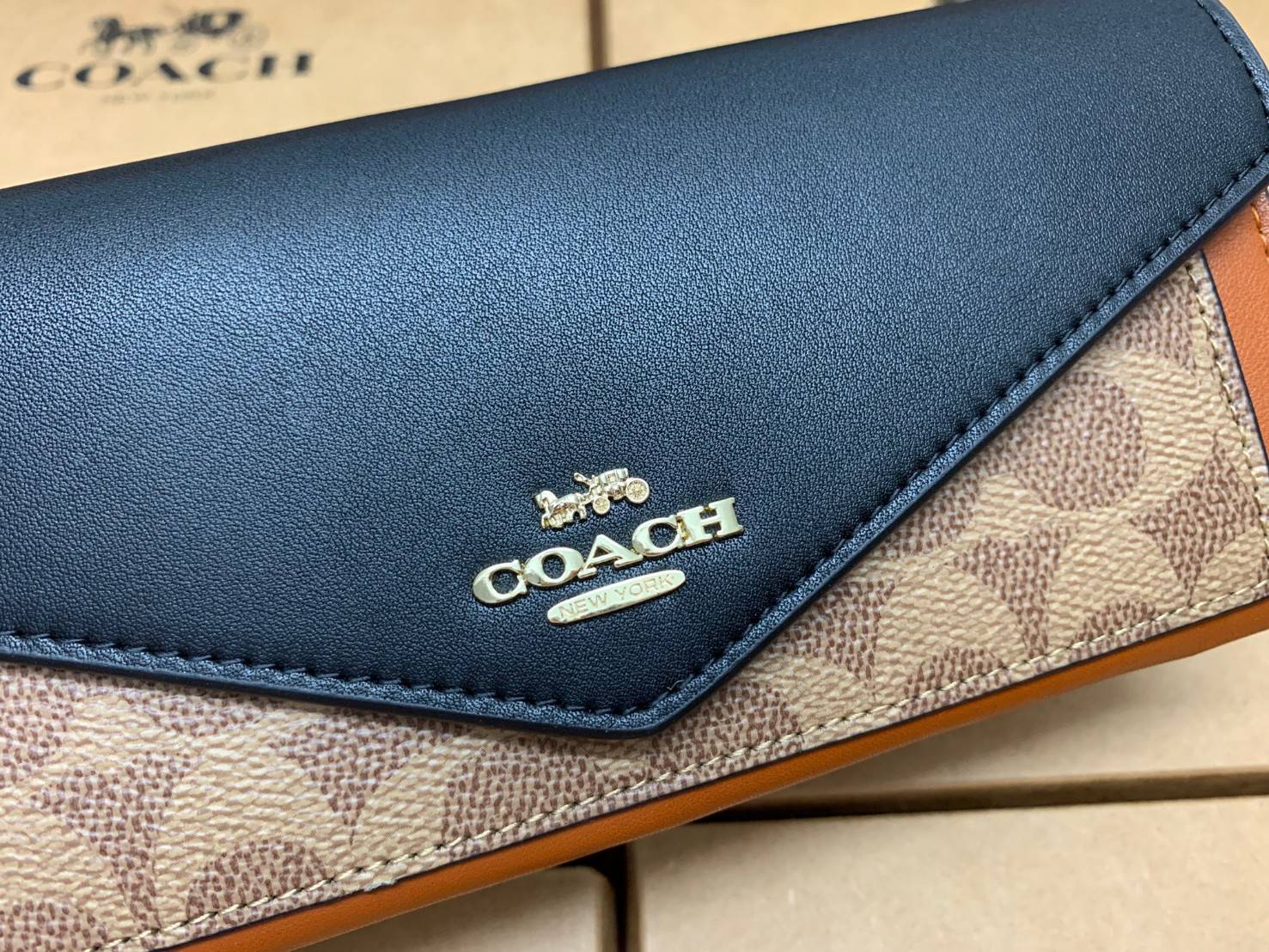 COACH SOFT WALLET BAG กระเป๋าสตางค์ใบยาว หนังชั้นแรก ลายcผสมหนังเรียบ แบบซองจดหมาย ฝาปิดเปิดแบบกระดุม มีช่องด้านหน้าหนึ่งช่อง ช่องใส่ธนบัตรตามยาวหนึ่งช่อง และช่องเสียบัตรต่างๆได้8ช่องค่ะ ด้านหลังเป็นช่องซิปยาวสำหรับใส่เหรียญนะคะ ใบขนาดพอดีมือ สีทูโทนน่าใช