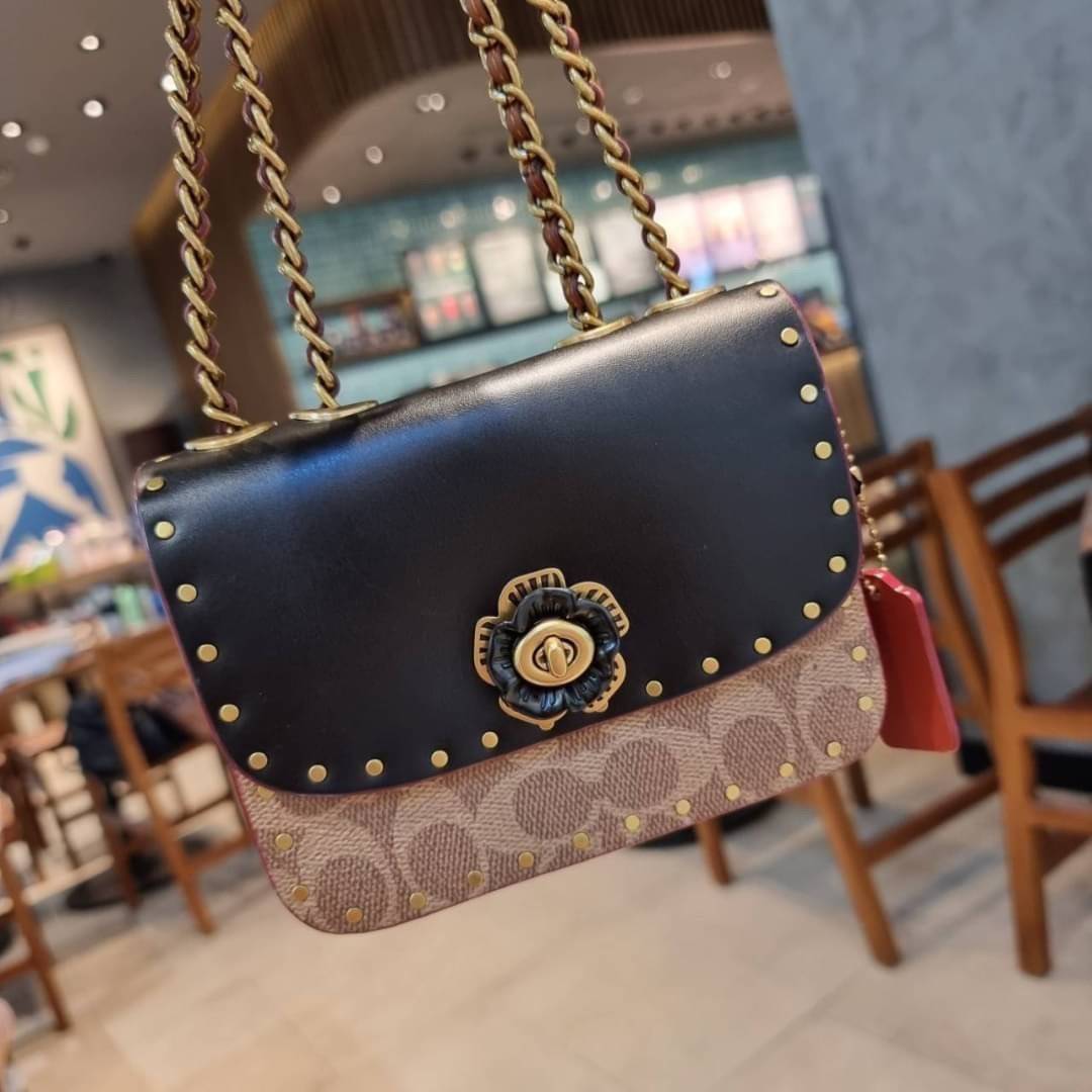 COACH C2462 MADISON SHOULDER BAG 16 IN SIGNATURE CANVAS WITH RIVETS กระเป๋าสะพายข้าง ไซส์กะทัดรัด พกพาง่าย น้ำหนักเบา ดีไซน์สวย โดดเด่นด้วยตัวล็อครูปดอกไม้ สีสันตกแต่งตัดกันกับลายซีอย่างลงตัว วัสดุหนังแคนวาสเคลือบลาย ภายในแบ่งสัดส่วนให้อย่างดี มาพร้อมสายส