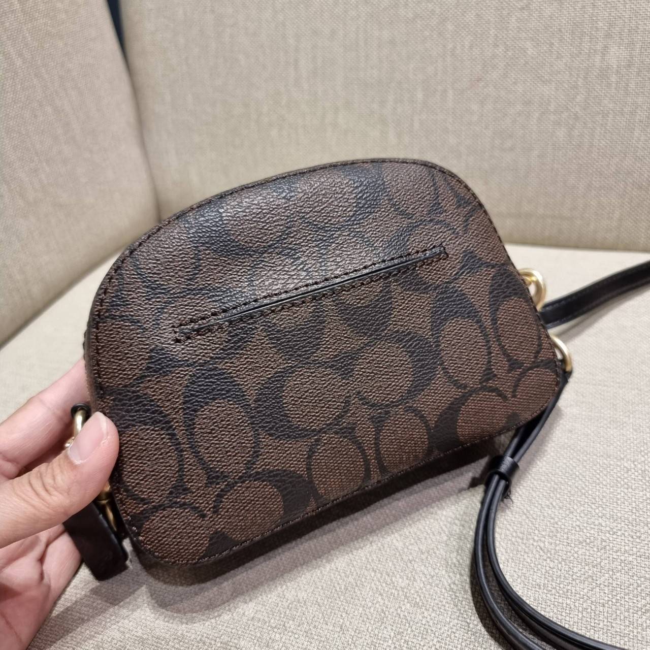 COACH 2628 MINI SERENA CROSSBODY IN SIGNATURE CANVAS ใหม่ที่สุด!! พร้อมส่งทุกสีเด็ด!! ย่อส่วนกระเป๋าสะพายคอลเลคชั่นยอดฮิต มินิเซเรนา ที่รับรองว่าน้องน่ารักม้ากกก!! ขนาดเล็กกุ๊งกิ๊ง แต่ดีเทลยิ่งใหญ่ วัสดุหนังแคนวาสเคลือบลาย เปิด-ปิดด้วยซิป สะดวกใช้ ภายในเป