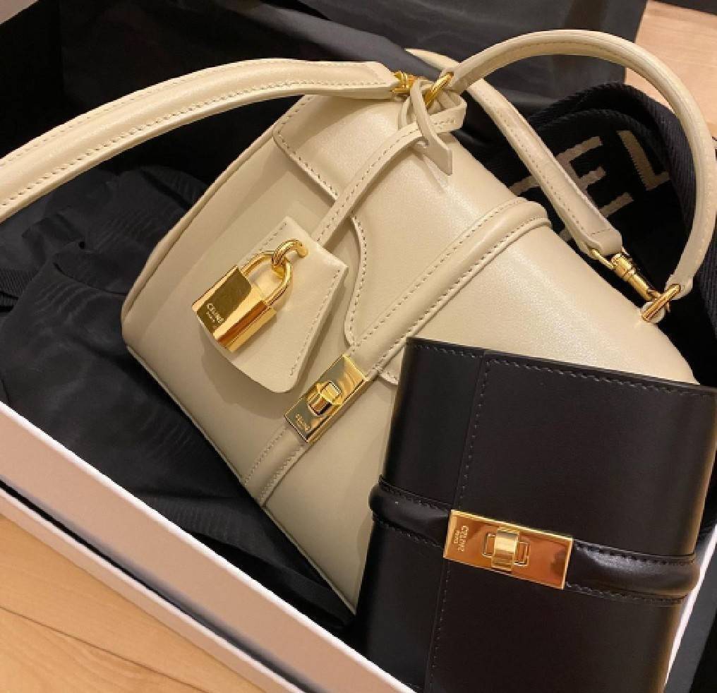 CELINE SHORT WALLET VIP GIFT WITH PURCHASE (GWP) พรีเมี่ยมกิ๊ฟ Limited จาก CELINE HAUTE PARFUME DUTYFREE COUNTER หนังแท้ CalfSkin เรียบสวยอยู่ทรงมีโลโก้ด้านหน้าเปิดปิดด้วยตัวล๊อคบิดอะไหล่ทองปั้มโลโก้ภายในมีช่องแบ่งหลายช่อง มีช่องใส่บัตรหลายช่อง ช่องใส่เหร