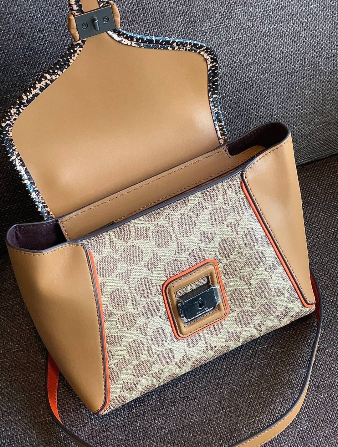 COACH COURIER CARRYALL 23 IN COLORBLOCK SIGNATURE CANVAS พร้อมส่ง 7 แบบ พร้อมส่ง ลุคดูไฮสุดๆค่ะ! กระเป๋าสะพายหนังหรูหราและคลาสสิค หนังแท้ชั้นดีที่สุด น้ำหนักเบา หนังสวยมากก สัมผัสแล้วหลงรักแน่นอนจ้าา😘