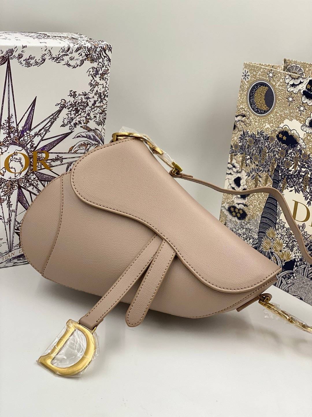 ORI หนังแท้ | DIOR Saddle Bag with Strap Grained Leather กระเป๋าถือ/สะพายทรงอานม้า รุ่นยอดนิยมที่มีเอกลักษณ์สวยงามเหนือกาลเวลา ลูกเล่นห้อยด้วยตัวอักษร D ตรงหูหิ้วมีกิมมิค CD สวยหรูดูแพง