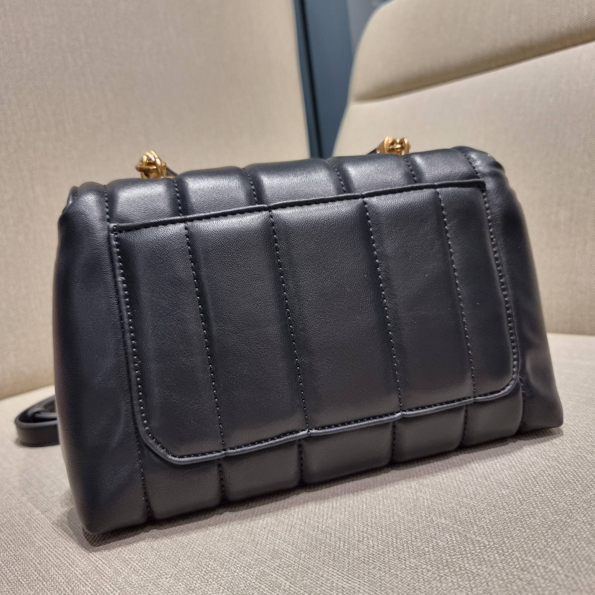 TORY BURCH KIRA QUILTED SMALL SATCHEL มาแล้วด่วนๆ!! กับคอลที่ปังไม่ไหว พร้อมเสิร์ฟสีคลาสสิค กระเป๋าถือ/สะพาย ทรงสวย สะพายคล่องตัว หนังแท้ ดีไซน์บุนวม เส้นคมสวยหรู วัสดุหนังแกะ สัมผัสดีงาม นิ่มมือ เปิด-ปิดด้วยอะไหล่บิดล็อค ภายในเป็นช่องโล่ง มีช่องซิป ใส่ขอ