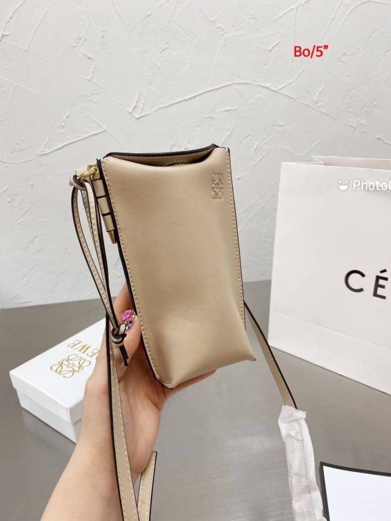 Loewe Pocket Shoulder Bag / LOEWE MINI CROSSBODY BAG / Loewe Phone Bag รุ่นยอดฮิต ไซส์มินิ ที่ใครๆก็ต้องรู้จัก!! กับกระเป๋าสะพายเอนกประสงค์ สำหรับถนอมโทรศัพท์มือ หรือจะประยุกต์ใช้ใส่เงิน พกแทนกระเป๋าสตางค์ก็สะดวก