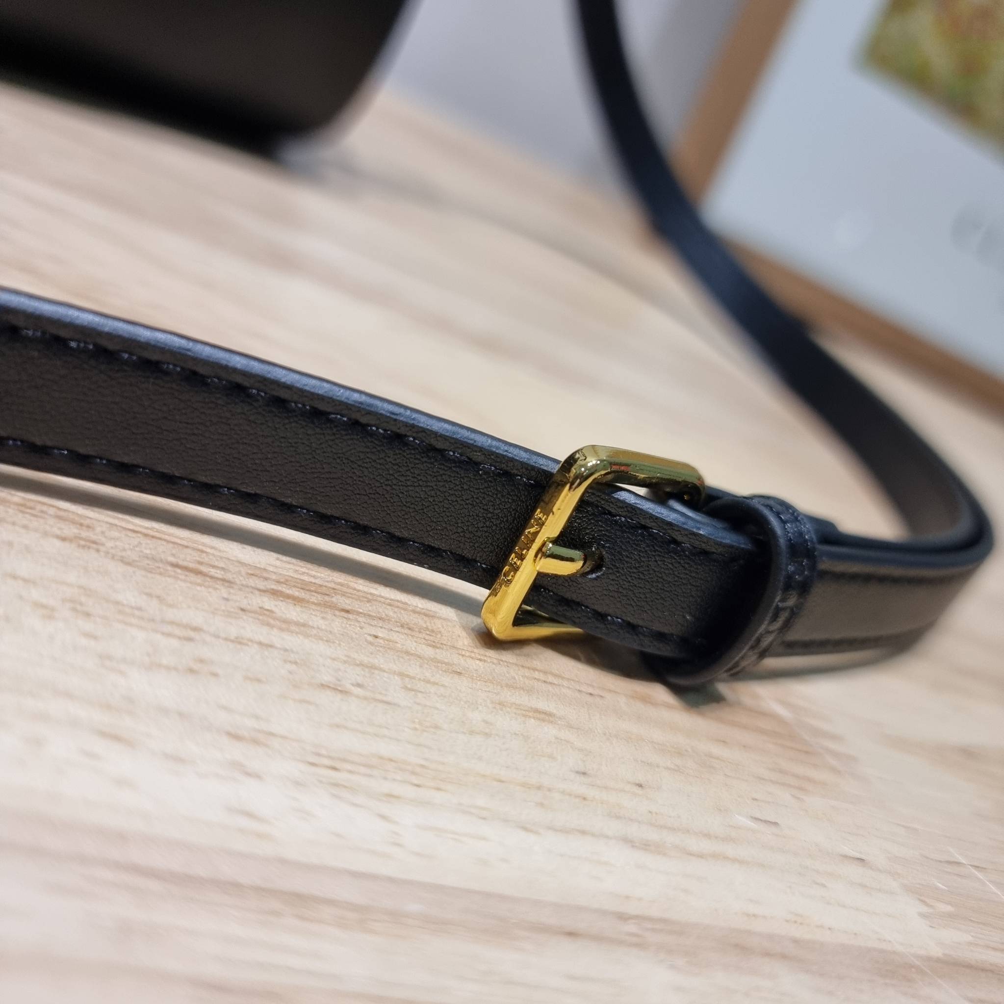 CELINE SMALL BOSTON CUIR TRIOMPHE IN SMOOTH LEATHER ฮิตมากกับสุดยอดความคลาสสิค ในรูปทรงสวย กับกระเป๋าสะพายทรงหมอน กะทัดรัด ขนาดกำลังดี ใช้งานสะดวก วัสดุหนังผิวเรียบ สวยคม