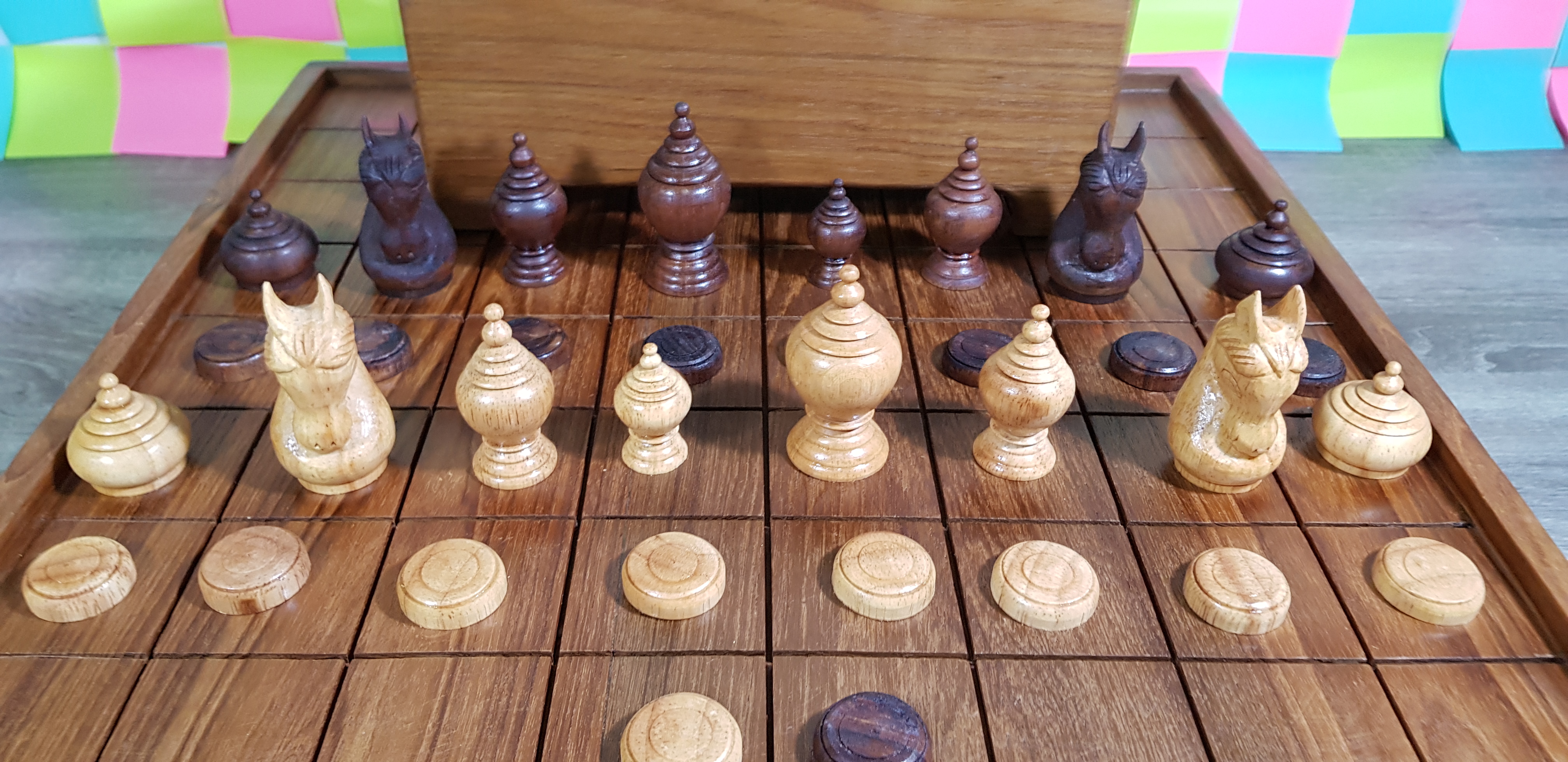 ชุดหมากรุกไทยคาณฑีวะพร้อมกระดานลิ้นชักไม้และกล่องไม้แบบมีช่อง