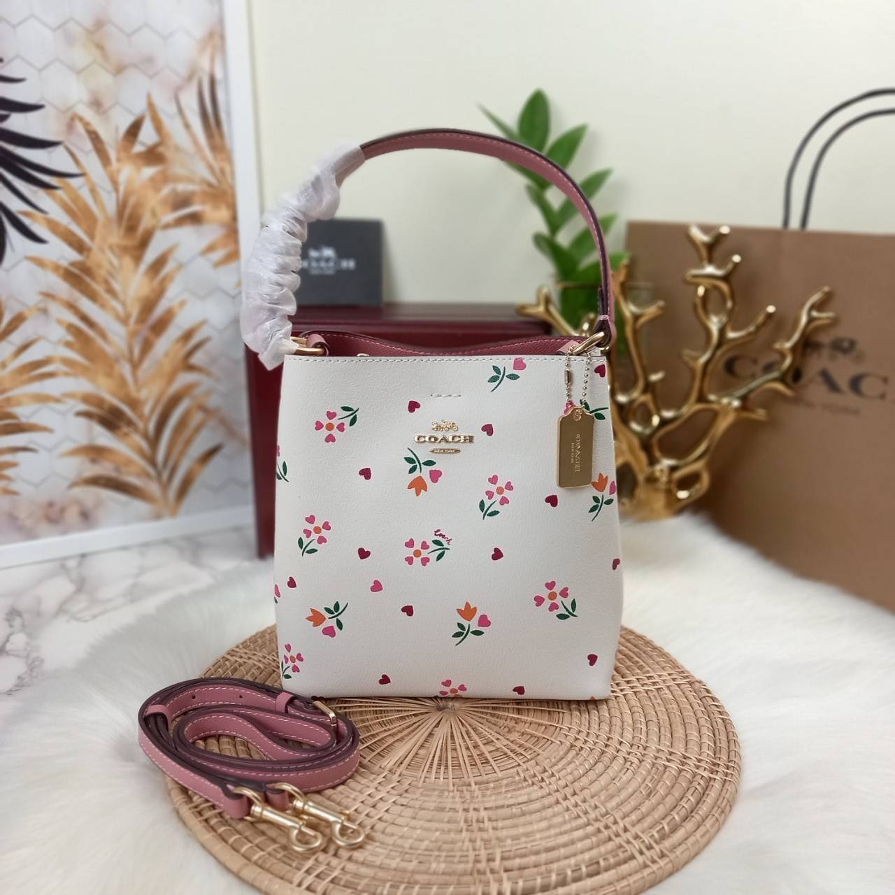 COACH SMALL TOWN BUCKET BAG WITH HEART PETAL PRINT(C7975//C7976)🌺💞กระเป๋าถือ กระเป๋าสะพาย ทรงฮิตยอดนิยมตลอดกาล>>ปริ้นลายดอกไม้รูปหัวใจมินิ น่ารักเกินเบอร์มาก🥰 ไม่ว่าจะออกมาคอลเลคชั่นไหนๆ ก็ครองใจสาวๆไปได้ทุกรุ่น/ วัสดุหนังแคน