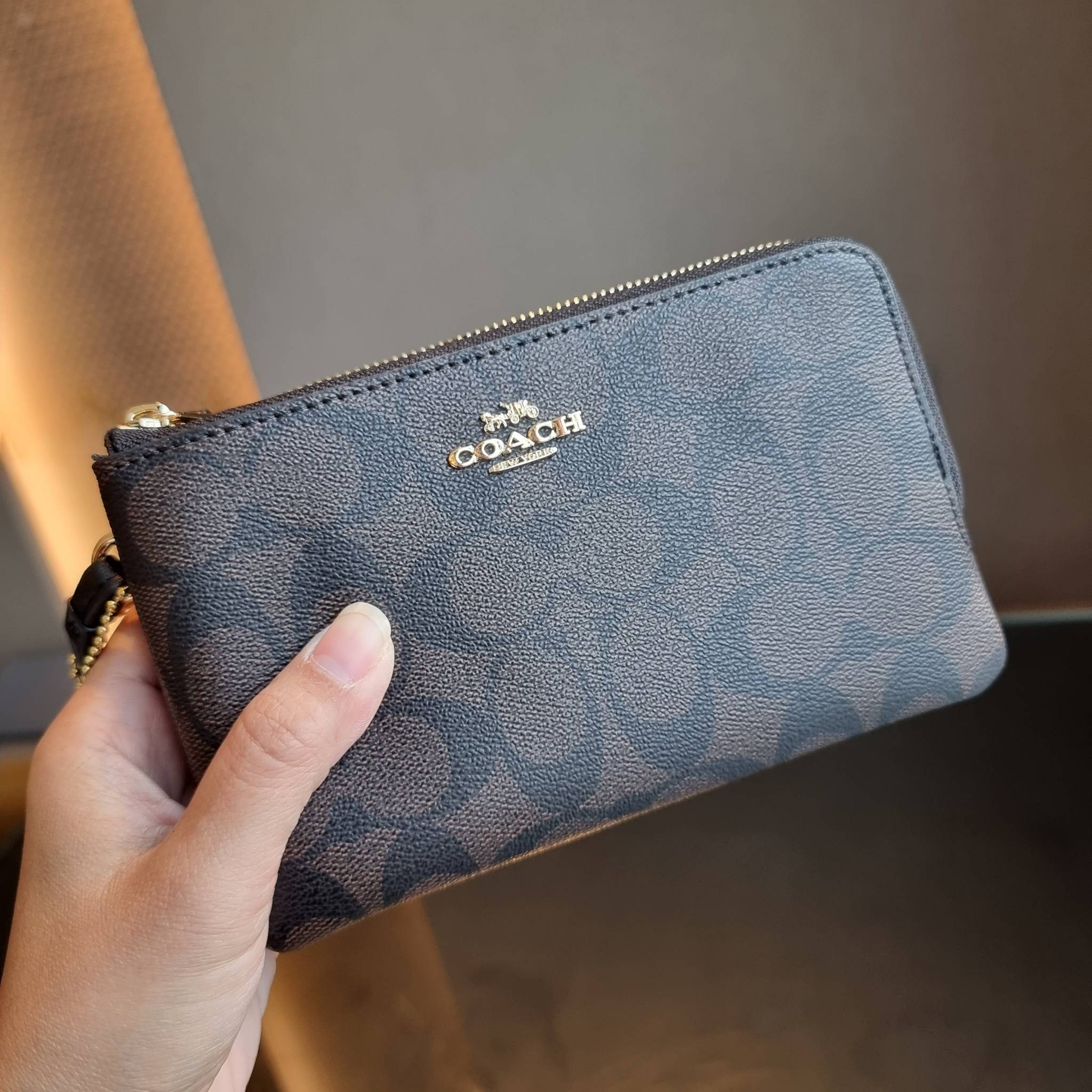 COACH F87591 DOUBLE CORNER ZIP WALLET IN SIGNATURE COATED CANVAS คล้องมือรุ่น 2 ซิป!! มาแล้วจ้า 🌟🤗 ไซส์นี้คือเหมาะมือจริงๆ พกง่ายเช่นเคย ไม่ต้องกังวลว่าจะเกะกะหรือกินพื้นที่กระเป๋าหลัก วัสดุหนังแคนวาสเคลือบลาย มีช่องหลักแยก 2 ช่อง ภายในบุผ