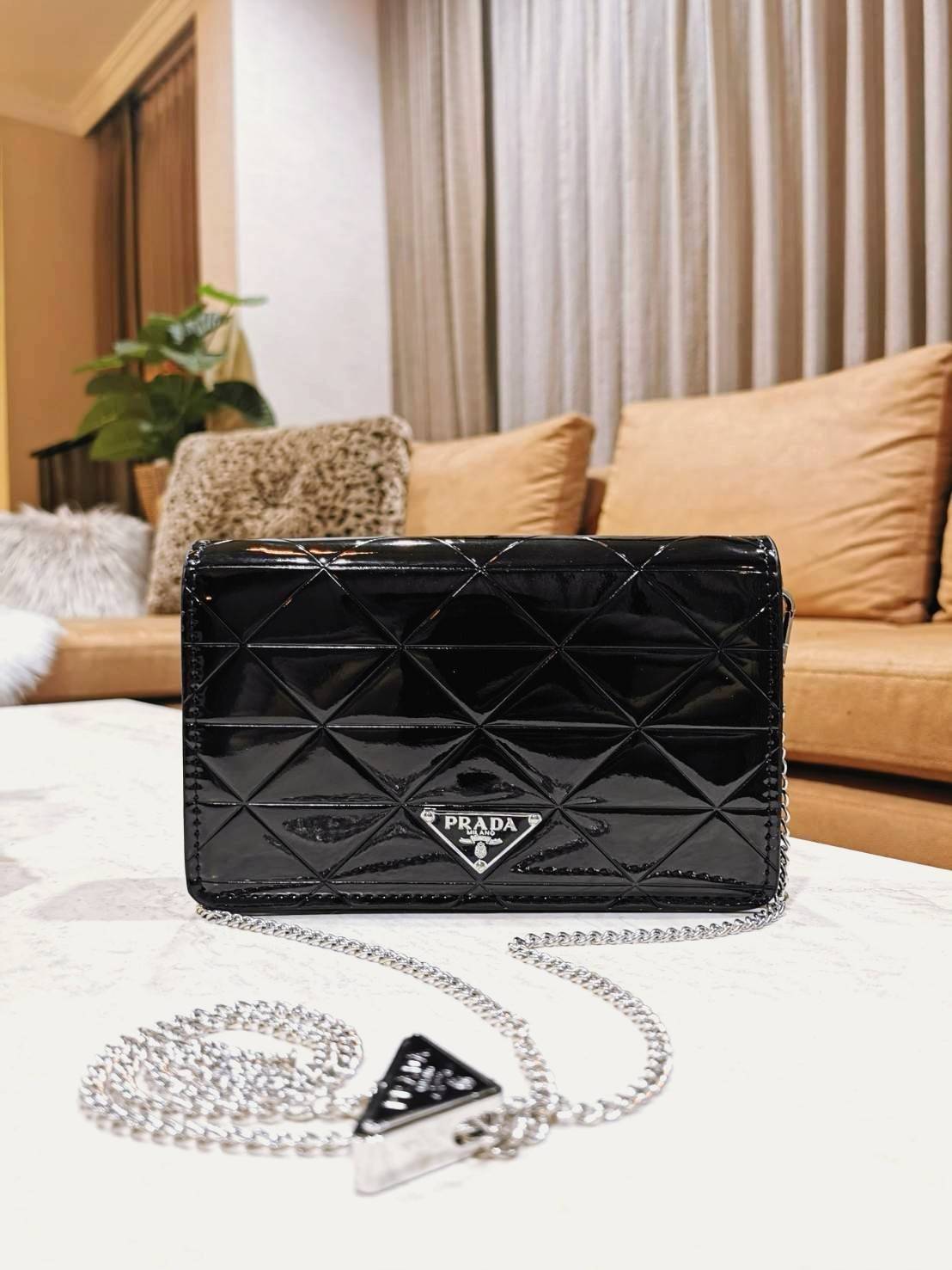 PRADA CLUTCH BAG WITH CARD HOLDER VIPGIFT WITH PURCHASE พรีเมี่ยมกิ้ฟรุ่น Limited จาก DUTYFREE สวยหรูดูดีสุดคุ้มมากๆได้ทั้งกระเป๋าสะพายทรงคลัชพร้อมสายโซ่แบรนด์ + กระเป๋า Card Holder ใส่นามบัตรครบชุดไอเท็มใหม่ล่าสุดน่าใช้น่าสะสม สินค้ามาพร้อมกล่องแบรนด์ Du