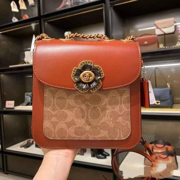 OUTLET 】COACH MADISON CONVERTIBLE BACKPACK 18 IN SIGNATURE CANVAS (C0828) ใบเดียว เปลี่ยนลุคได้เยอะขนาดนี้ ต้องมีแล้ว 🍁ใบนี้ ปรับลุคได้ตามใจสั่งเลย >> เป็นเป้ได้ คล้องไหล่ได้ คลอสบอดี้ได้ หรือจะปรับสายสั้นเก็บด้านในกระเป๋า ถือแบบสวยๆ ดูดีแบบ