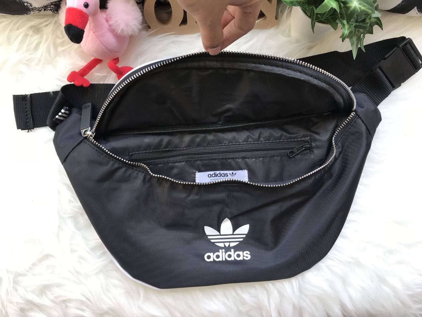 ADIDAS ORIGINALS ADICOLOR WAIST BAG ของมันต้องมี!! กระเป๋าคาดอก/คาดเอวสุดชิค ดีไซน์เรียบง่าย แต่สะพายแล้วเท่ คลาสสิคสุดๆ!! วัสดุ Nylon+Polyester กันน้ำได้ เปิด-ปิดฝากระเป๋าด้วยซิป หัวซิปปั๊มแบรนด์เป็น signature ภายในมีช่องโล่งกว้าง ใส่ของได้พอสมควร ใส่มือ