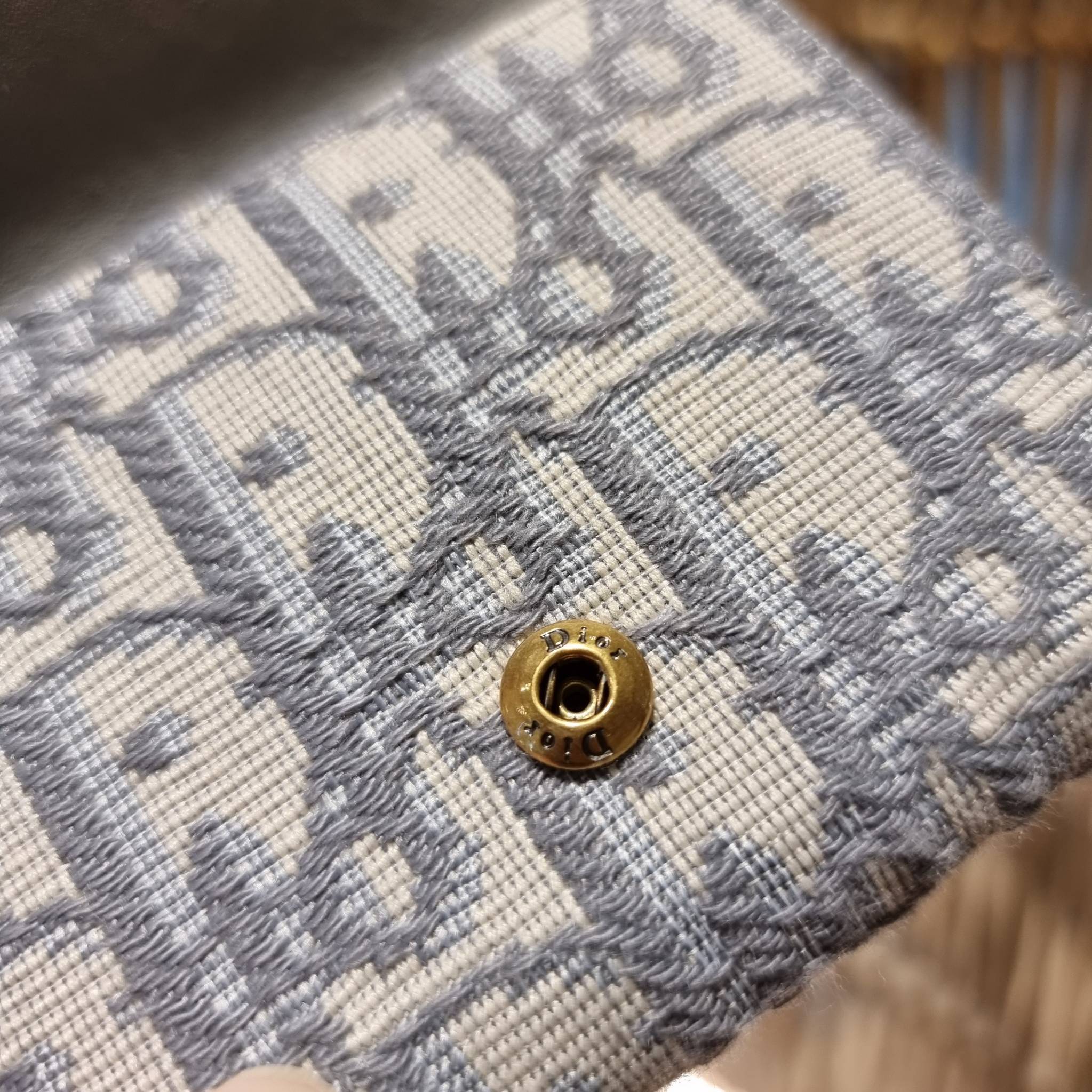 VIP 】CD MULTI WALLET WITH GWP กระเป๋าสตางค์ขนาดเหมาะมือ กะทัดรัดไม่กินพื้นที่ พรีเมี่ยมกิ๊ฟจากเคาน์เตอร์ ดีไซน์แบบพับ ใช้งานง่าย น่ารักน่าใช้จริงๆ วัสดุผ้าแคนวาสปักลาย สลับหนังแท้ภายใน ภายในมีช่องใส่บัตร ใส่ธนบัตรได้ สะดวกใช้มากๆ มาพร้อม box set ในราคาที่