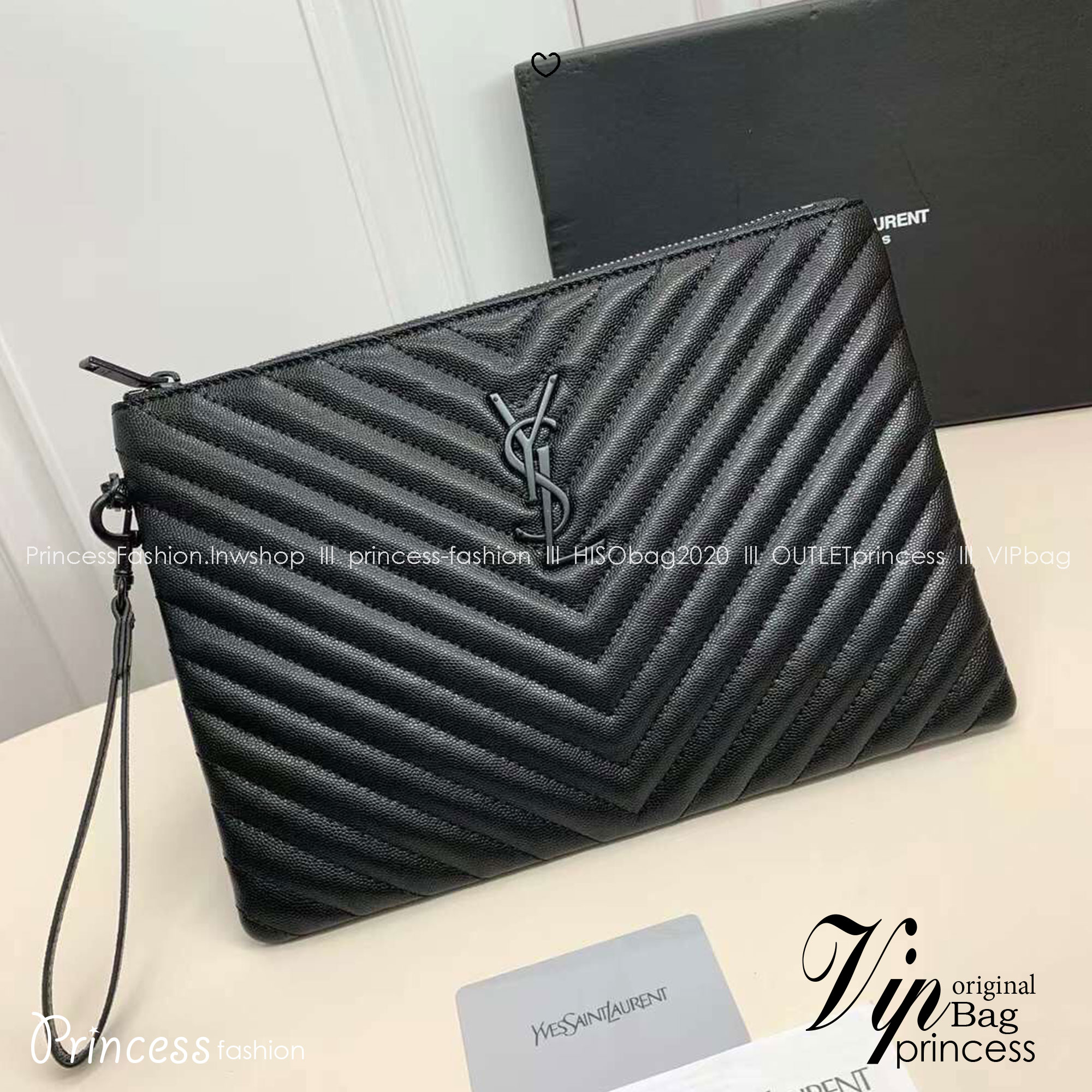 YSL Clutch Pouch in Matelasse Leather Bag กระเป๋าทรงคลัช/ทรงพอชสุดชิค ดีไซน์เรียบหรู โดดเด่นด้วยโลโก้ด้านหน้า เพิ่มดีเทลความผู้ดี พกพาง่าย ใช้งานสะดวกพร้อมสายคล้องมือ