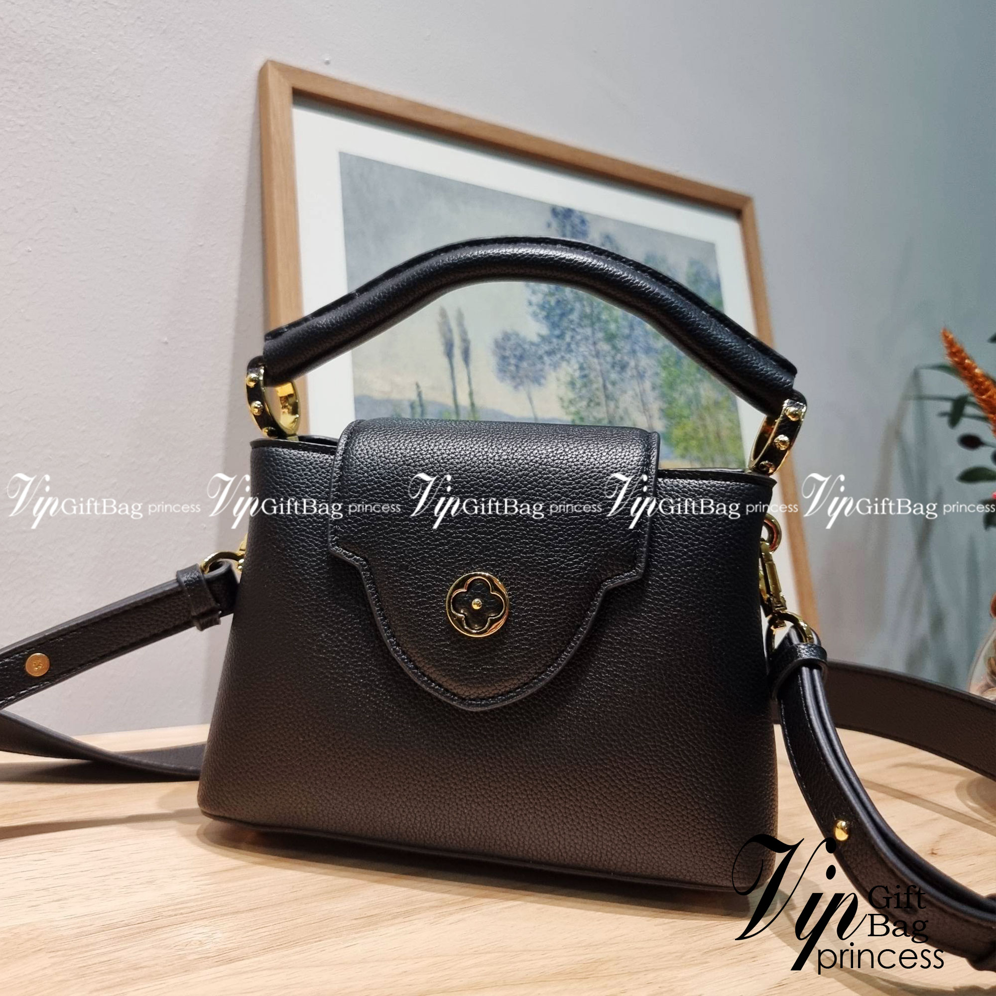 LV capucines mini top handle ที่สุดของความสวยในราคาเบาๆ กระเป๋าถือสุดหรู ดีไซน์ทรงคลาสสิค ที่รอบนี้มาในไซส์มินิ ดีงามม้ากกกก!! มาพร้อมหูจับในตัว ด้วยรูปทรงวินเทจและวัสดุหนังลูกวัว ขับผิว ทำให้ไอเท็มนี้สะกดทุกสายตาจริงๆ