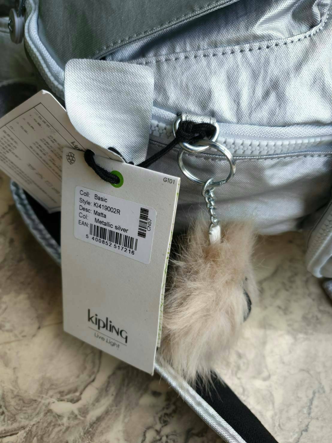 Kipling Matta Small Metallic Backpack รุ่น KI1490 คอลเลคชั่นใหม่ชนช้อป!!กระเป๋าเป้ขนาดกำลังดี วัสดุไนล่อนเคลือบกันน้ำ มีน้ำหนักเบา มีช่องเก็บของหลายช่อง แบ่งเป็นช่องด้านหน้า 2 ช่องและด้านข้างอีก 2 ช่อง ช่องใหญ่ปิดเปิดด้วยซิปคู่ภายในมีช่องซิป ช่องใส่ของจุก