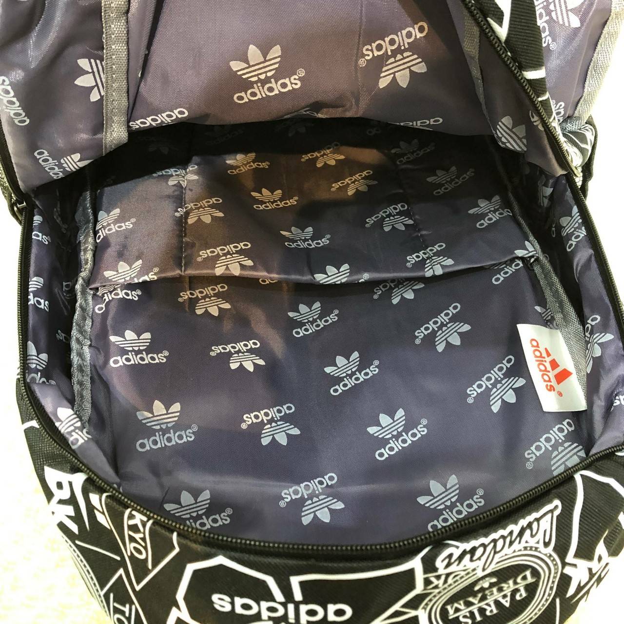 Adidas Backpack มีช่องสำหรับใส่ Notebook , Tablet ในตัวกระเป๋า สายเป้ และด้านหลังบุผ้าตาข่ายนุ่ม รองรับหลัง รูปแบบสวยทันสมัย รองรับทุกการใช้งาน เป็นกระเป๋าเป้นักเรียน-เป้กีฬา-สะพายเที่ยวชิลๆเลยค้า