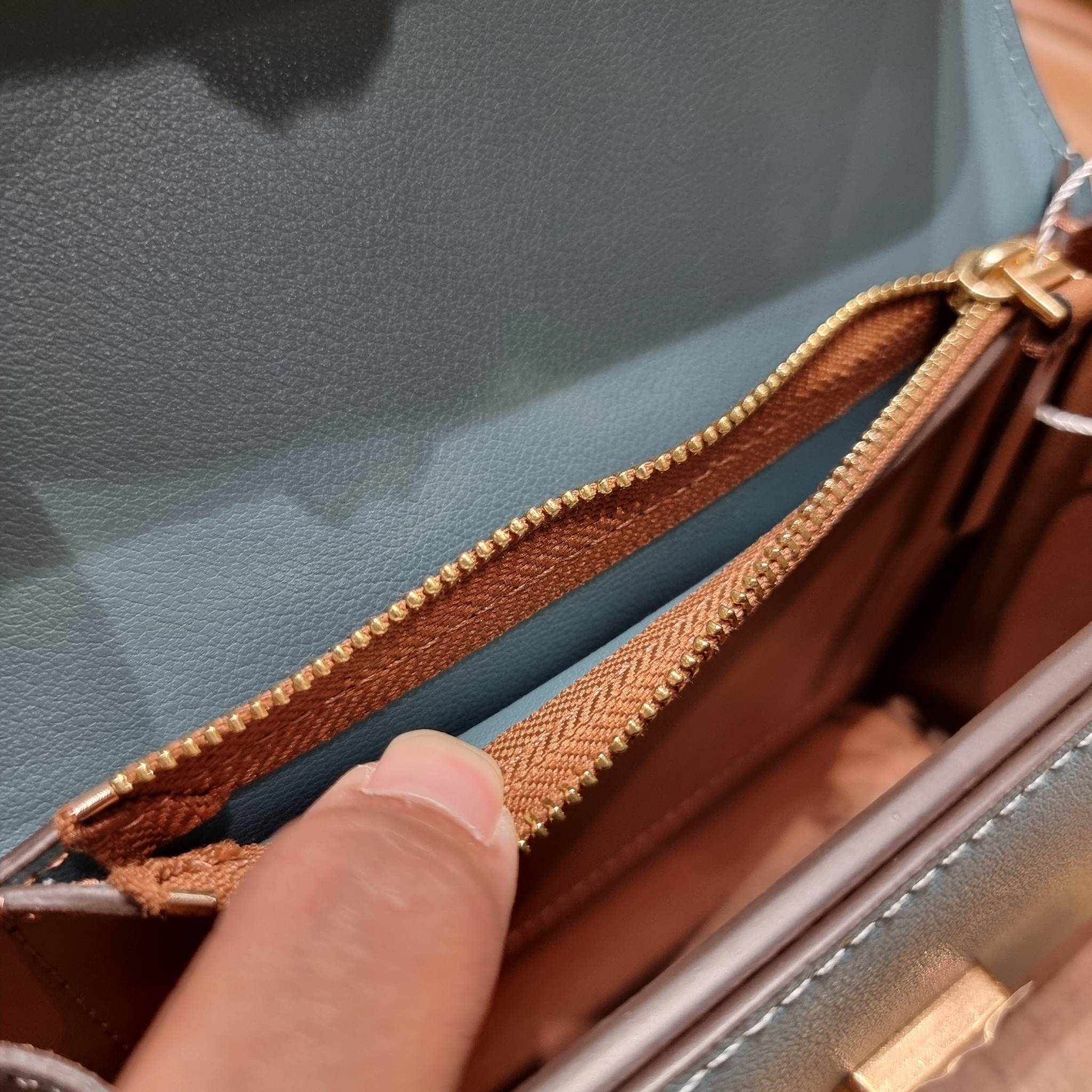 TORY BURCH ELEANOR TEXTURED SMALL CONVERTIBLE SHOULDER BAG สีใหม่!! ฮอตไอเท็ม รุ่นนี้ขายดีขายหมด สวยหรู คุณหนู ผู้ดี!! หายากมาก กระเป๋าสะพายข้าง ดีไซน์อยู่ทรง ขนาดกำลังสะดวกใช้สำหรับสาว วัสดุหนังแท้เต็มใบ ผิวมีเทกเจอร์ อัพเวลความหรู สีทูโทน เปิด-ปิดด้วยแถ