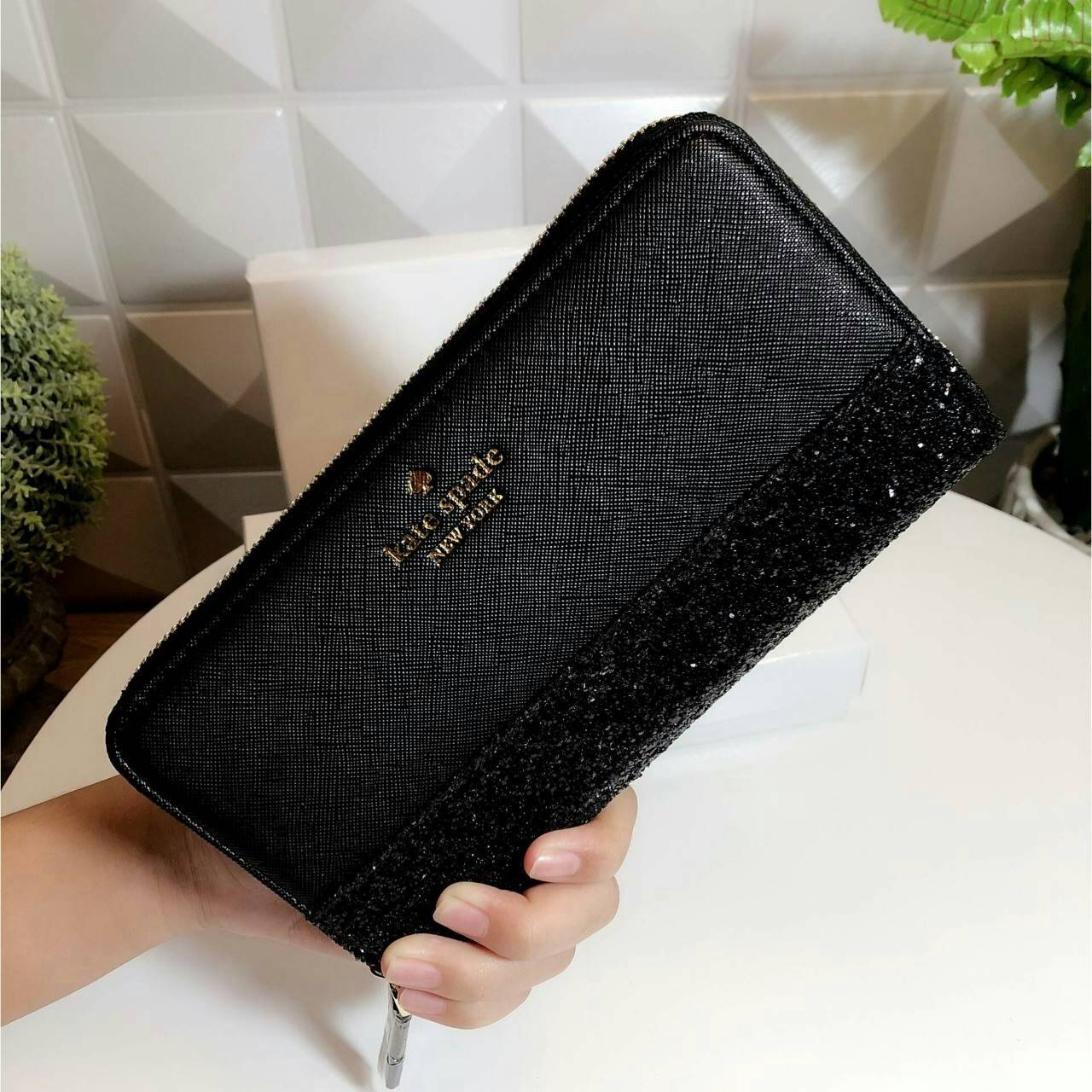 KATE SPADE LONG WALLET กระเป๋าสตางค์ใบยาวรุ่นใหม่ล่าสุดหนัง Saffiano สไตล์ PRADA สวยน่าใช้ตัวกระเป๋าตกแต่งด้วยกลิทเตอร์ ภายในมีช่องซิป1ช่อง และช่องใส่บัตรหลายช่อง ใส่เหรียญ บัตรได้เยอะ ตัวจริงสวยน่าใช้มากค่ะ