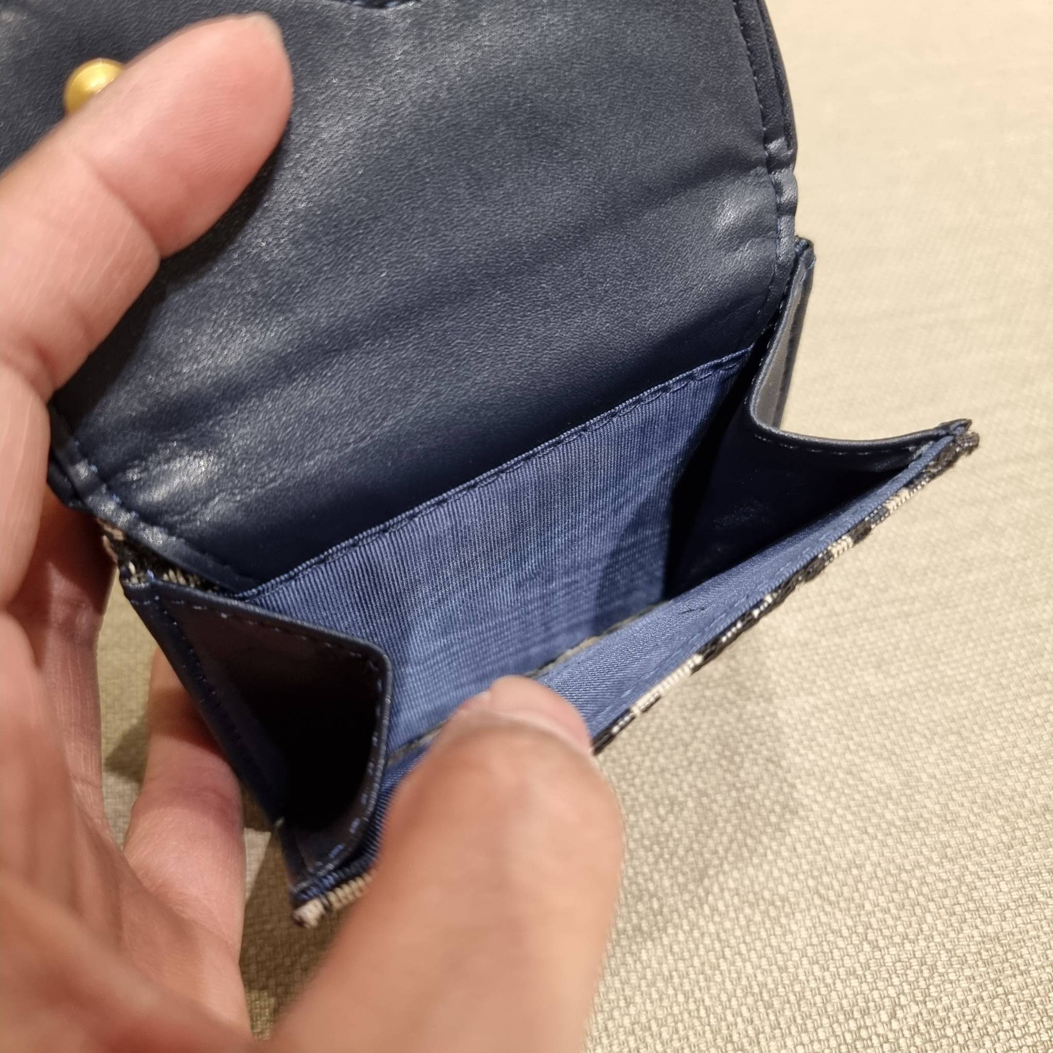 VIP 】CD MULTI WALLET WITH GWP กระเป๋าสตางค์ขนาดเหมาะมือ กะทัดรัดไม่กินพื้นที่ พรีเมี่ยมกิ๊ฟจากเคาน์เตอร์ ดีไซน์แบบพับ ใช้งานง่าย น่ารักน่าใช้จริงๆ วัสดุผ้าแคนวาสปักลาย สลับหนังแท้ภายใน ภายในมีช่องใส่บัตร ใส่ธนบัตรได้ สะดวกใช้มากๆ มาพร้อม box set ในราคาที่