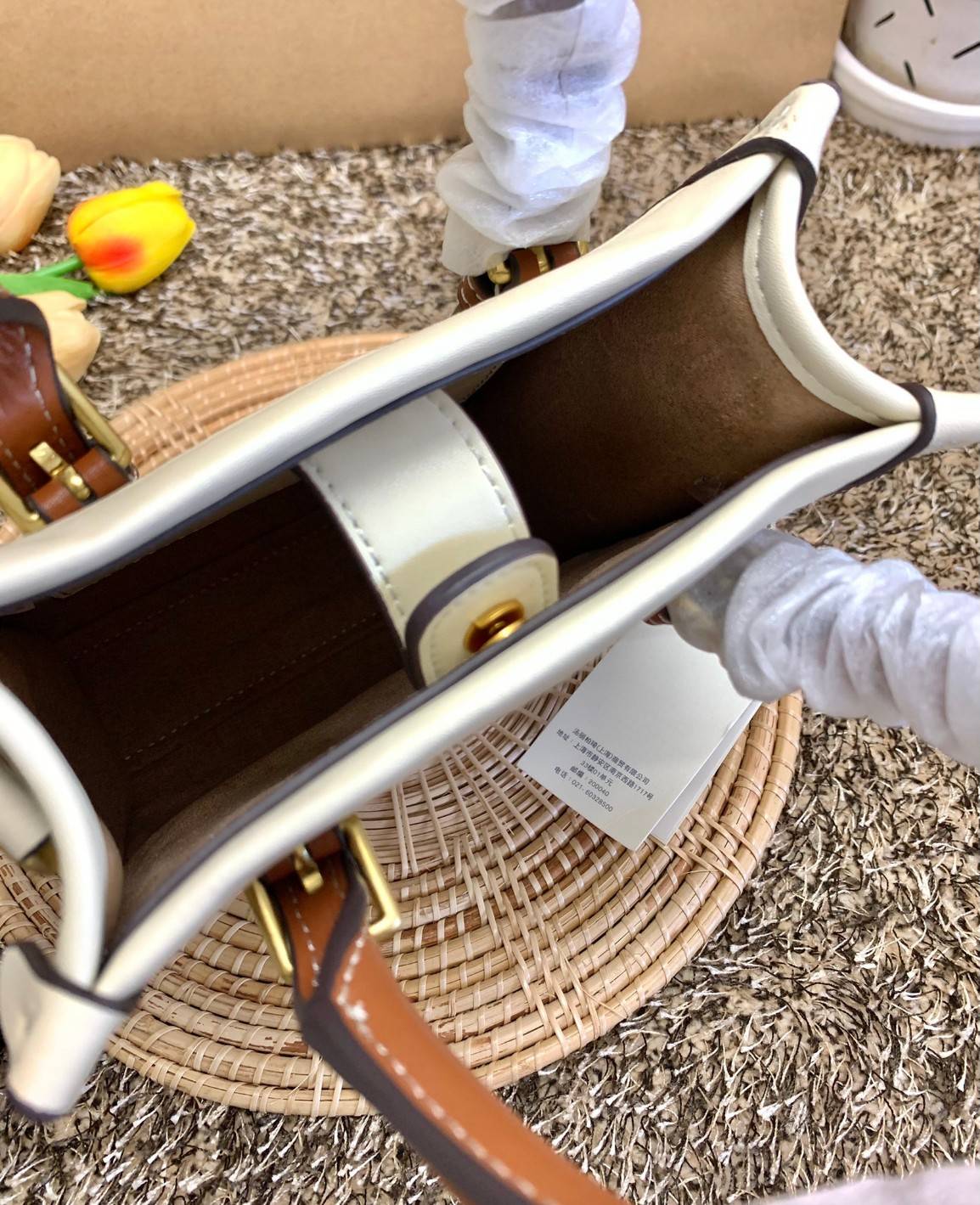 สีใหม่ล่าสุด ผู้ดีมาเลยยจ้าา จำนวนจำกัด! TORY BURCH T MONOGRAM CONTRAST EMBOSSED MINI TOTE 🥂พร้อมส่ง มาอัพลุคให้ดูดีไปพร้อมๆกัน กับกระเป๋าทรงTote ที่ไม่ว่าวันไหนๆ ใบนี้เอาอยู่เลยค่ะ