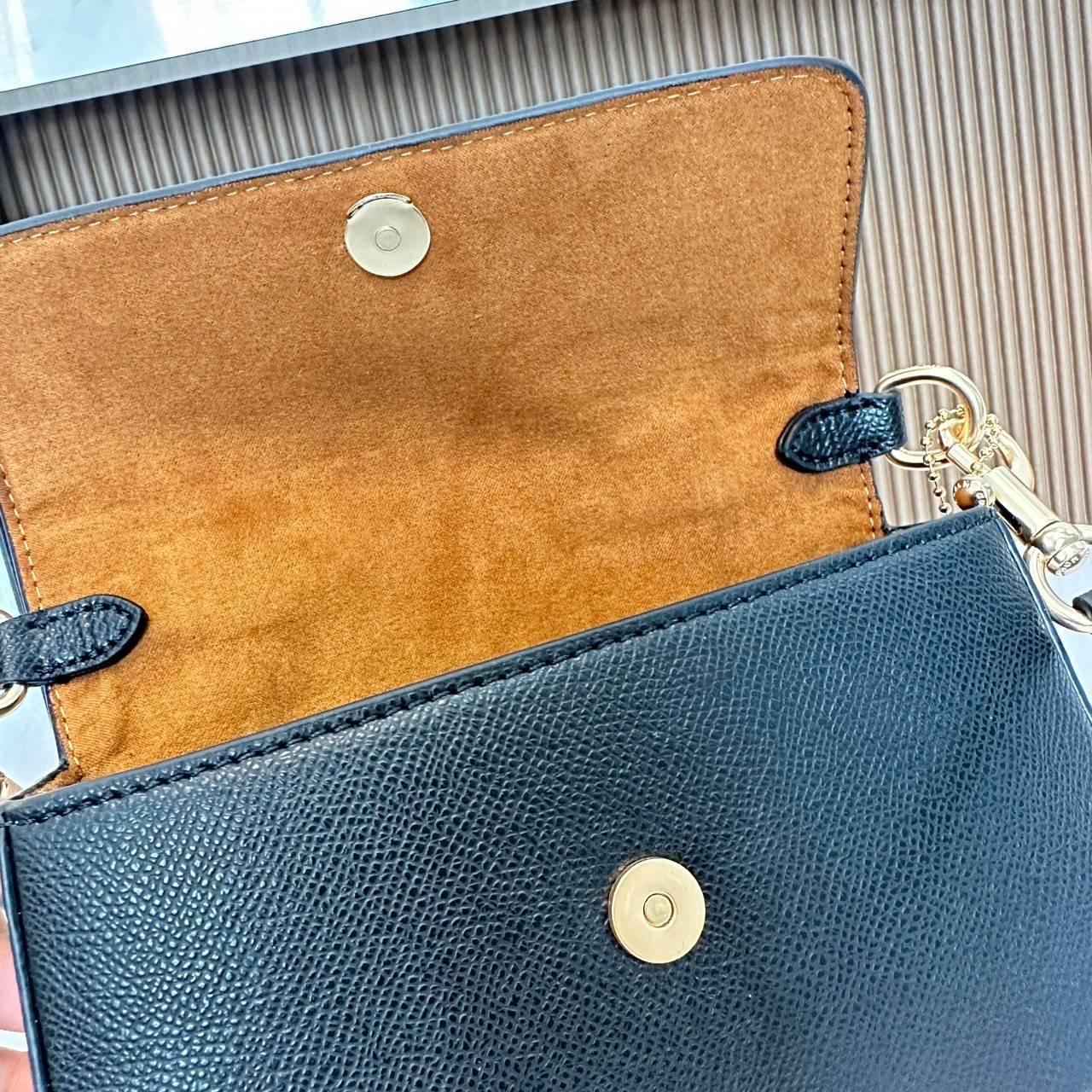 Coach Mini Josie Top Handle Crossbody In Blocked Signature Canvas (cc340) ใหม่ล่าสุด กระเป๋าสะพายหรือถือใบเล็กกระทัดรัด วัสดุหนังตัดขอบหนังแท้ ภายในช่องโล่งกว้างสามารถใส่โทรศัพท์ iPhonePro max ได้ มีช่องใส่บัตรเครดิต 2 ช่อง เปิดปิดด้วนกระดุมแป๊ก ซับในผ้า 