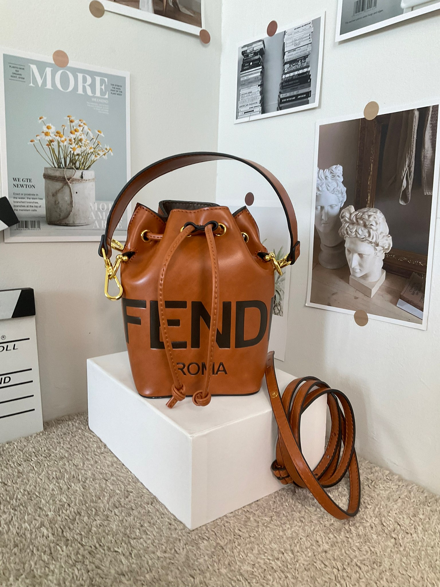 FENDI MON TRESOR MINI LEATHER BUCKET IN BROWN ทรงขนมจีบสุดฮิต! เปิดปิดด้วยตัวเปิดแบบรูด ภายในมีช่องใส่ของหลัก ใส่กระเป๋าสตางค์กลาง + มือถือได้ ทรงนี้กำลังมาแรงมาก อะไหล่ทอง มีสายให้สองแบบ ปรับเปลี่ยนลุคได้ง่าย พร้อมส่งที่ไทยราคาสุดคุ้มห้ามพลาดค่ะ!