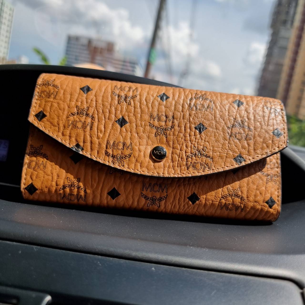 M.C.M TRIFOLD LONG WALLET IN VISETOS กระเป๋าสตางค์ใบยาว คอลเลคชั่นยอดนิยม รุ่นฝาพับ unisex ใช้ได้ทั้งหนุ่มๆและสาวๆน้า ใช้งานง่าย พกพาง่าย วัสดุหนังแคนวาสคุณภาพดี เปิด-ปิดด้วยกระดุม ภายในเป็นหนังแท้ นิ่ม สวย ใส่บัตรได้เยอะ ใส่ธนบัตรได้ทุกช