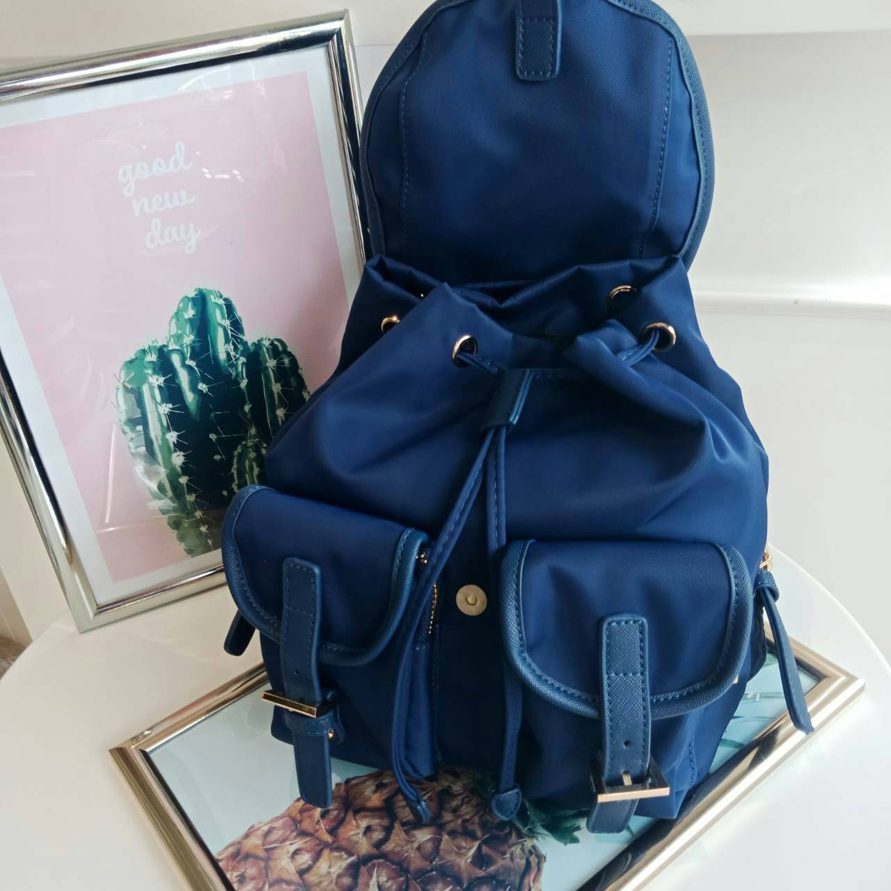 PRADA MINI BACKPACK with chain กระเป๋าเป้ size mini premium gift จากแบรนด์ Prada ขนาดกำละงน่ารัก ปรับสะพายได้หลายทรง วัสดุ nylon เปิดปิดด้วยกระดุมแม่เหล็ก ด้านหน้ามีช่องเล็ก น้ำหนักเบา ภายในมีช่องเล็ก และช่องซิป จุได้เยอะ ซับได้ 100& polyester มีหูหิ้วจับ